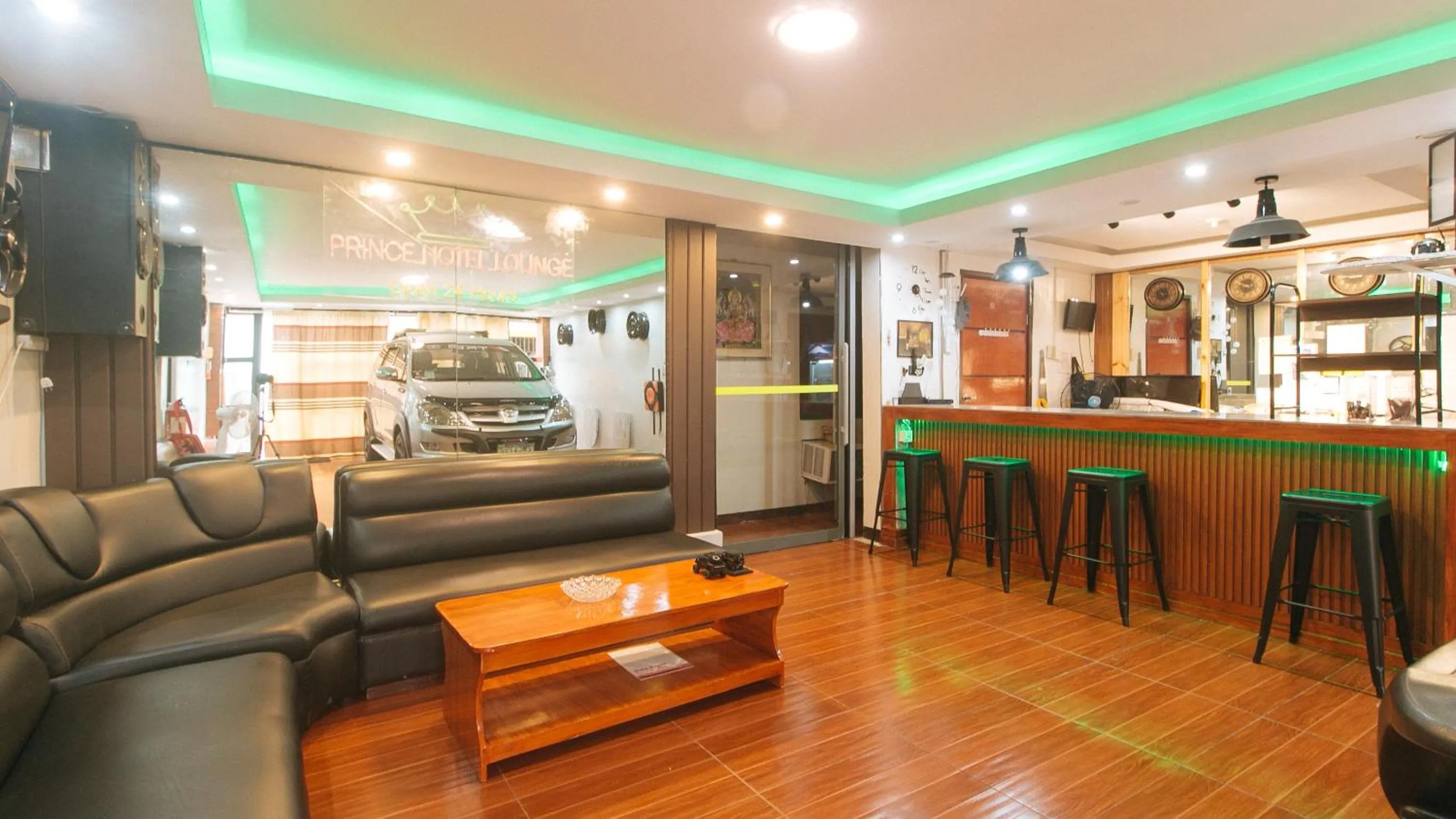 Lobby or reception in RedDoorz at Prince Hotel near NAIA T1