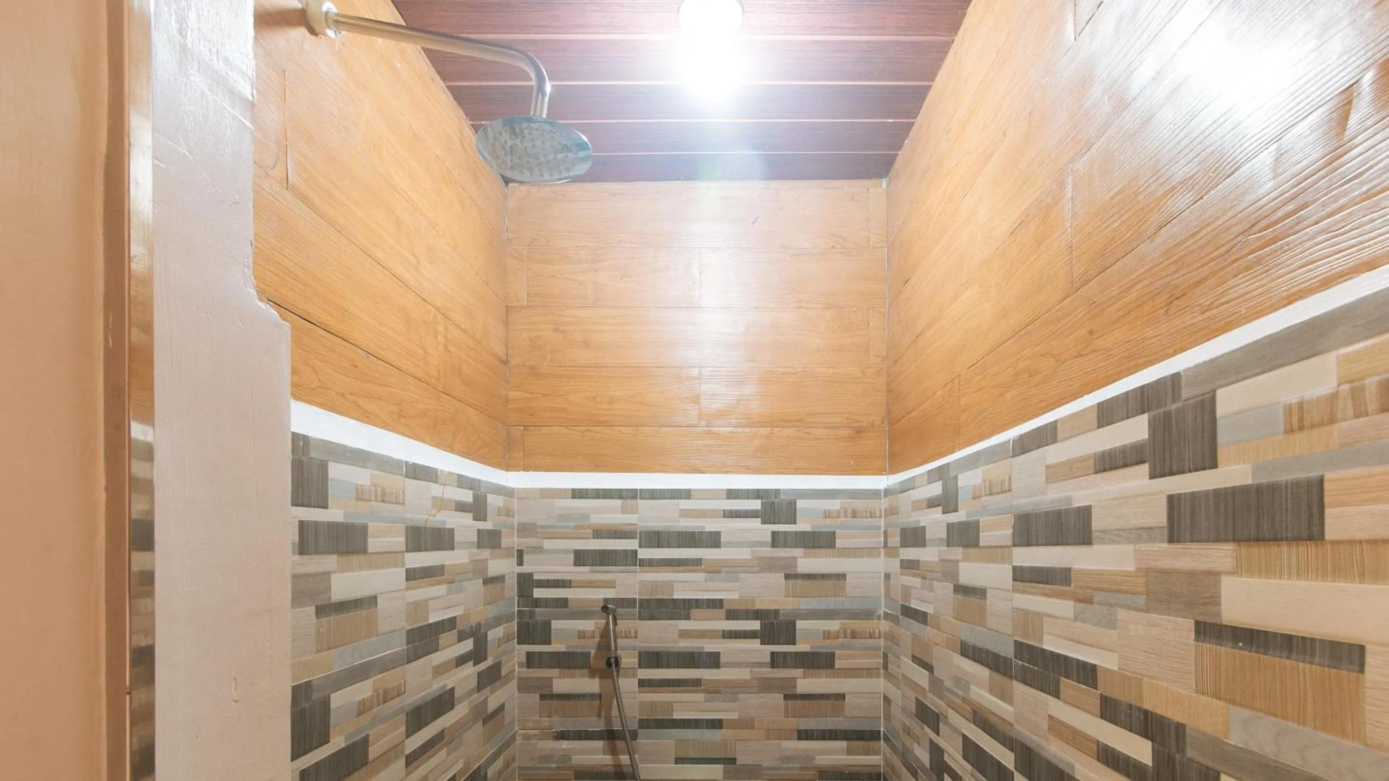 Shower in RedDoorz at Prince Hotel near NAIA T1