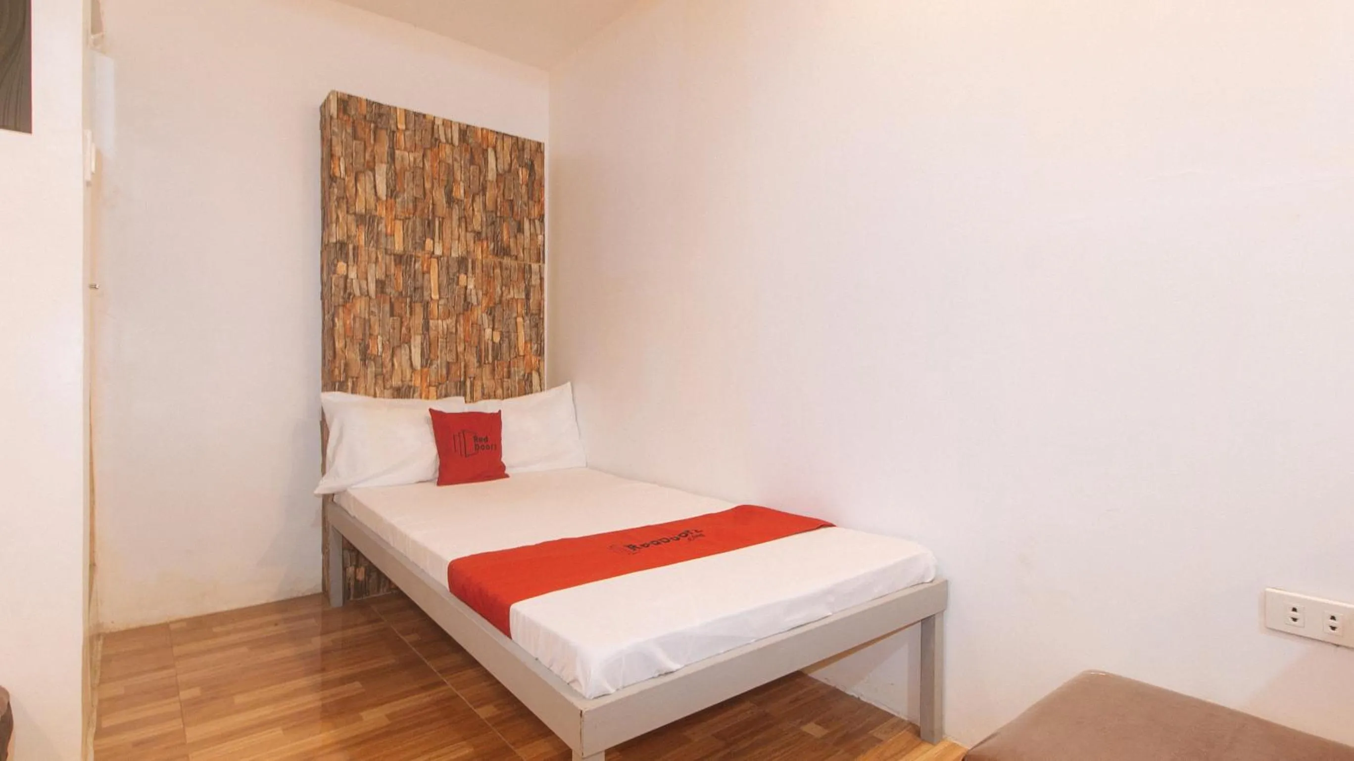 Bed in RedDoorz at Prince Hotel near NAIA T1