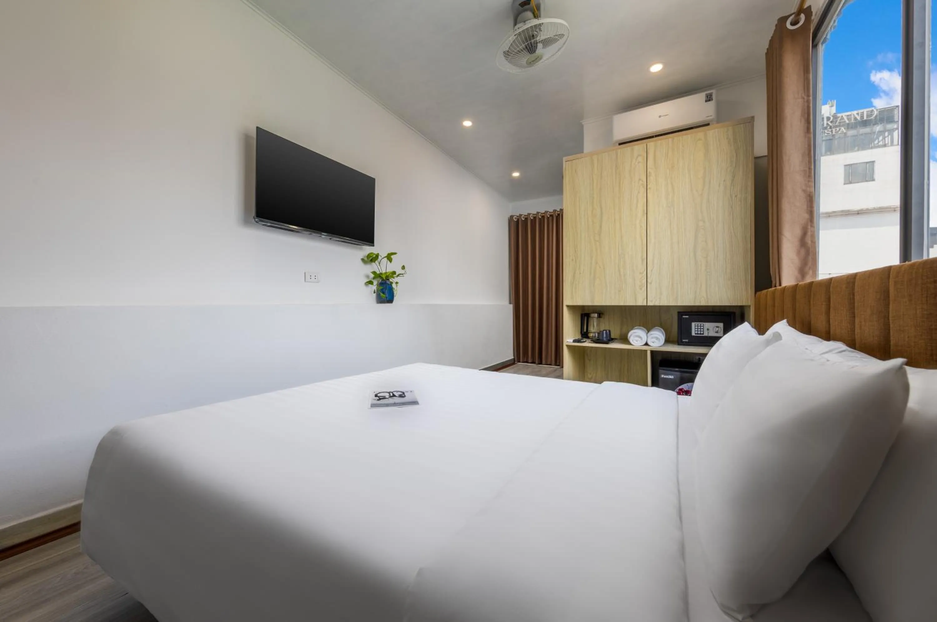 Toilet, Bed in Hanoi Center View Hotel and Spa