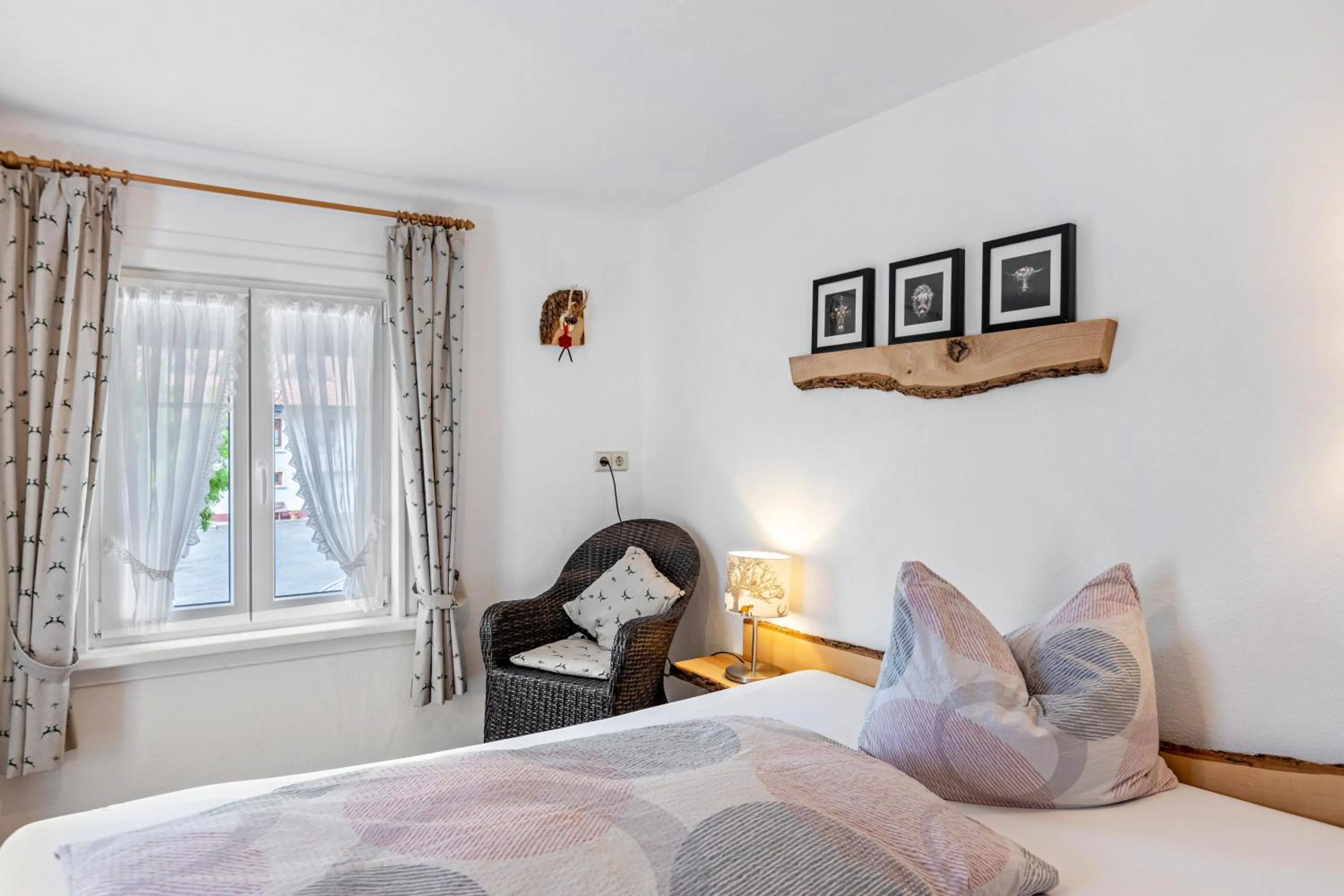 Living room, Bed in Pension Ferienwohnung Baarblick