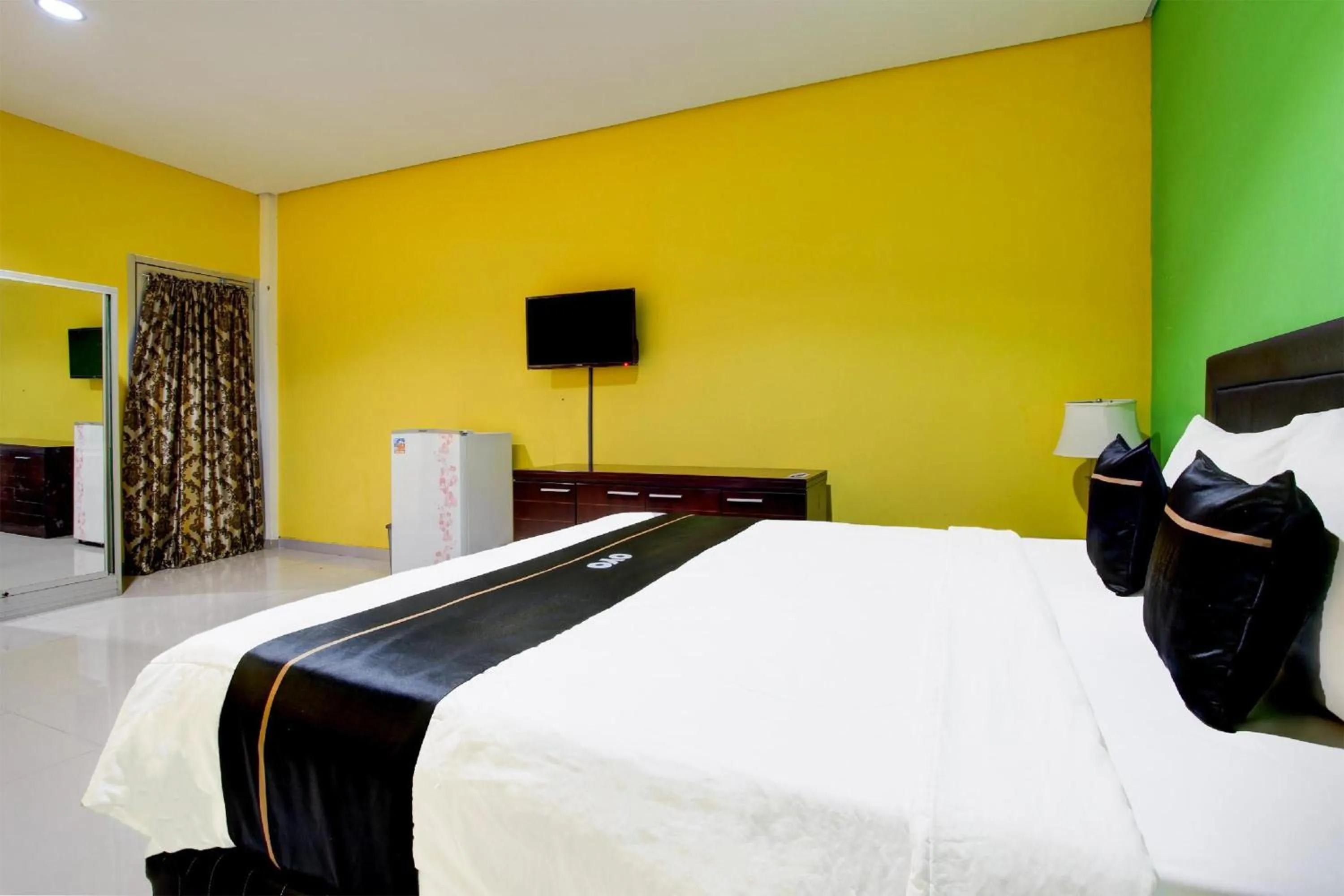 Photo of the whole room, Bed in Hotel O Amanah Sejahtera Near Bandara Adi Soemarmo