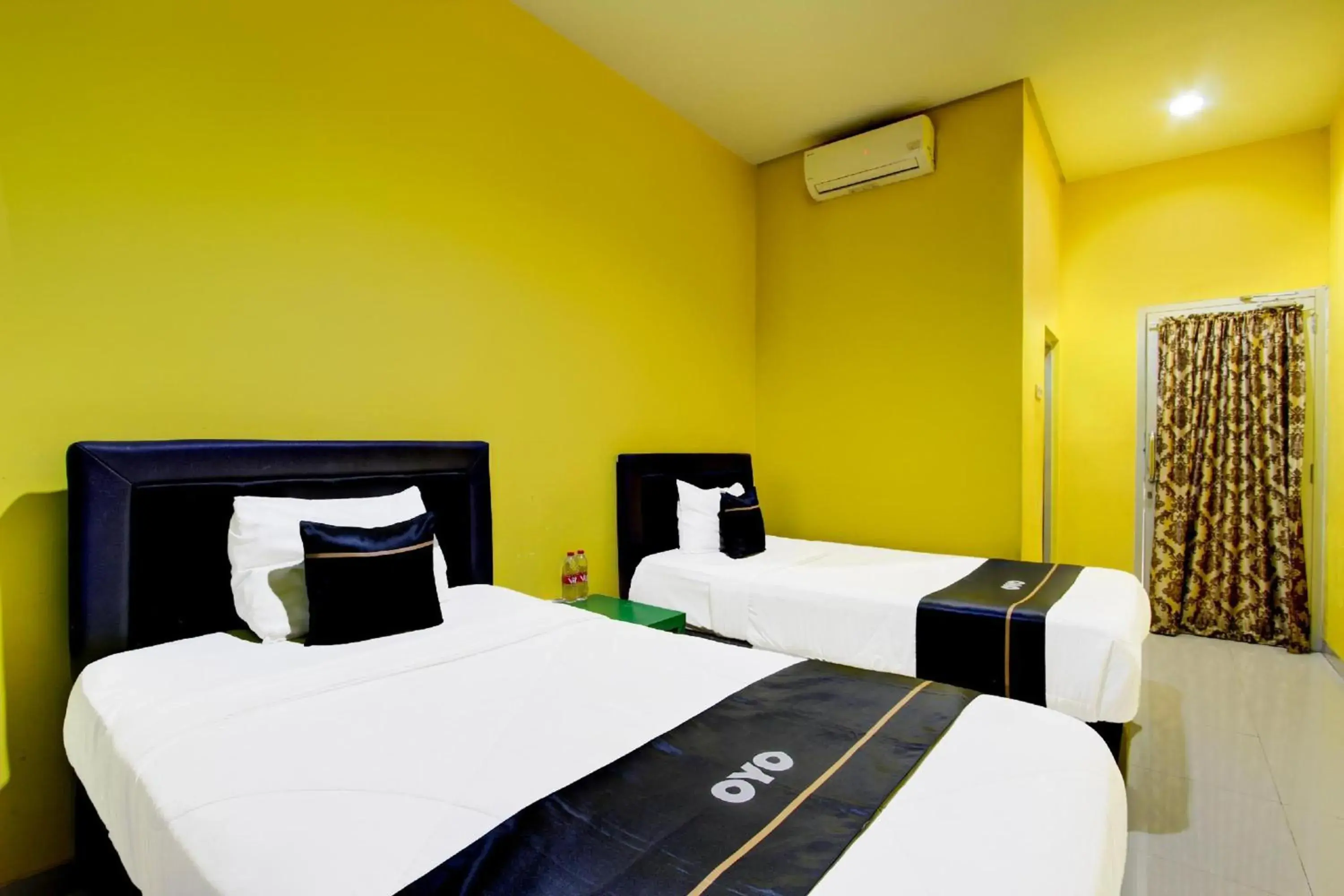 Delxue Twin Room in Hotel O Amanah Sejahtera Near Bandara Adi Soemarmo Delxue Twin Room in Hotel O Amanah Sejahtera Near Bandara Adi Soemarmo