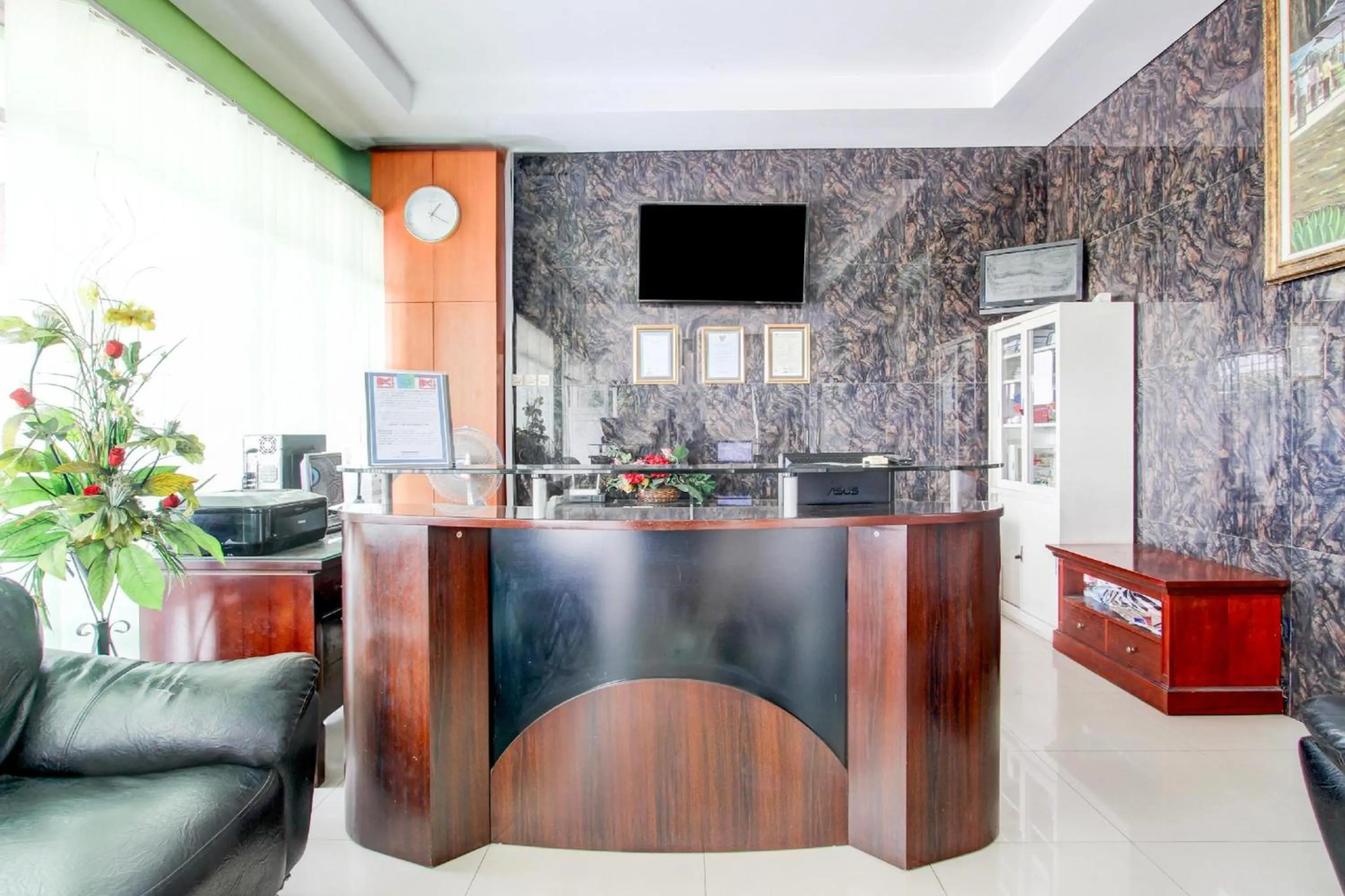 Lobby or reception in Hotel O Amanah Sejahtera Near Bandara Adi Soemarmo