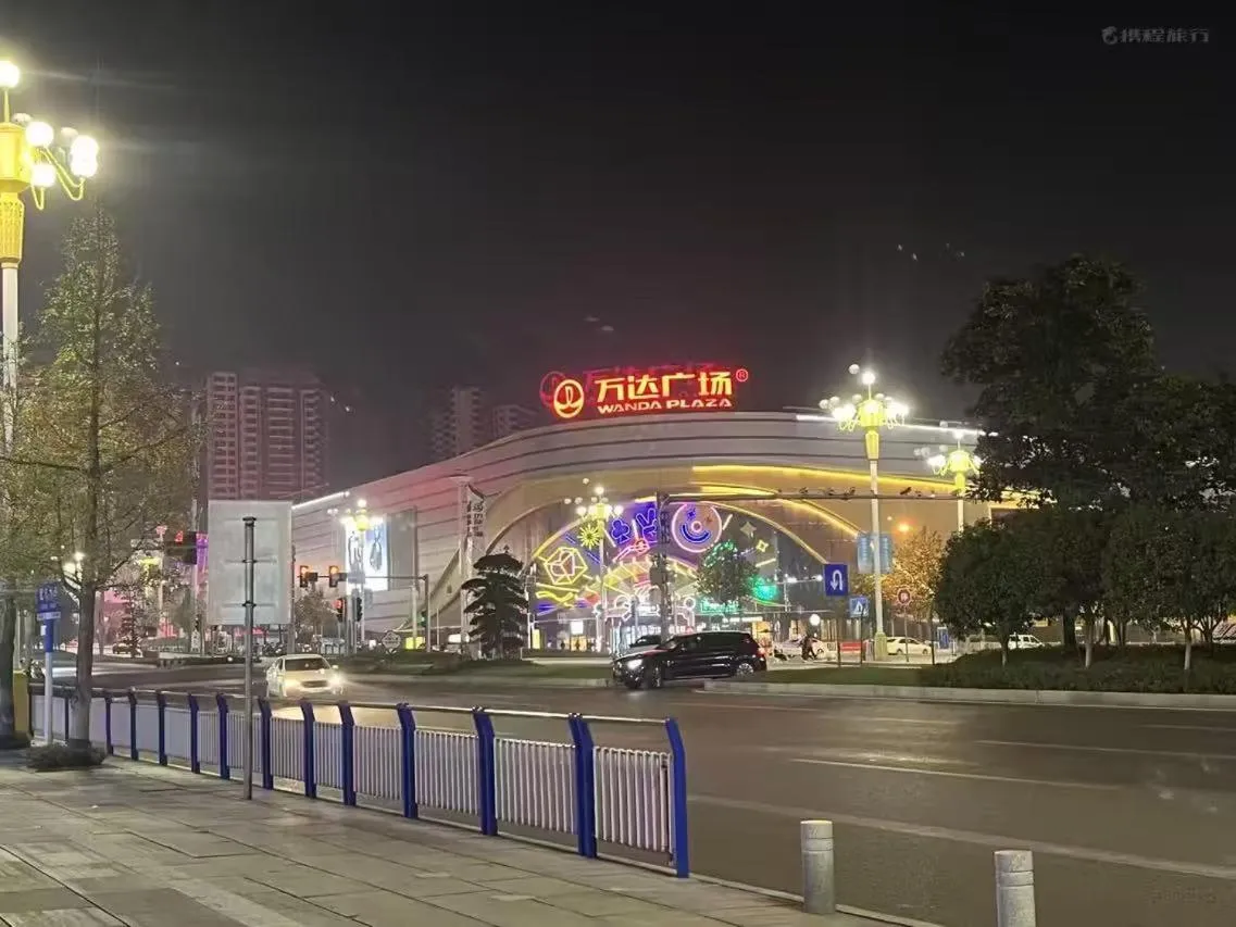 Vienna Hotel Jiangjin Wanda Plaza Shengquansi Subway Station