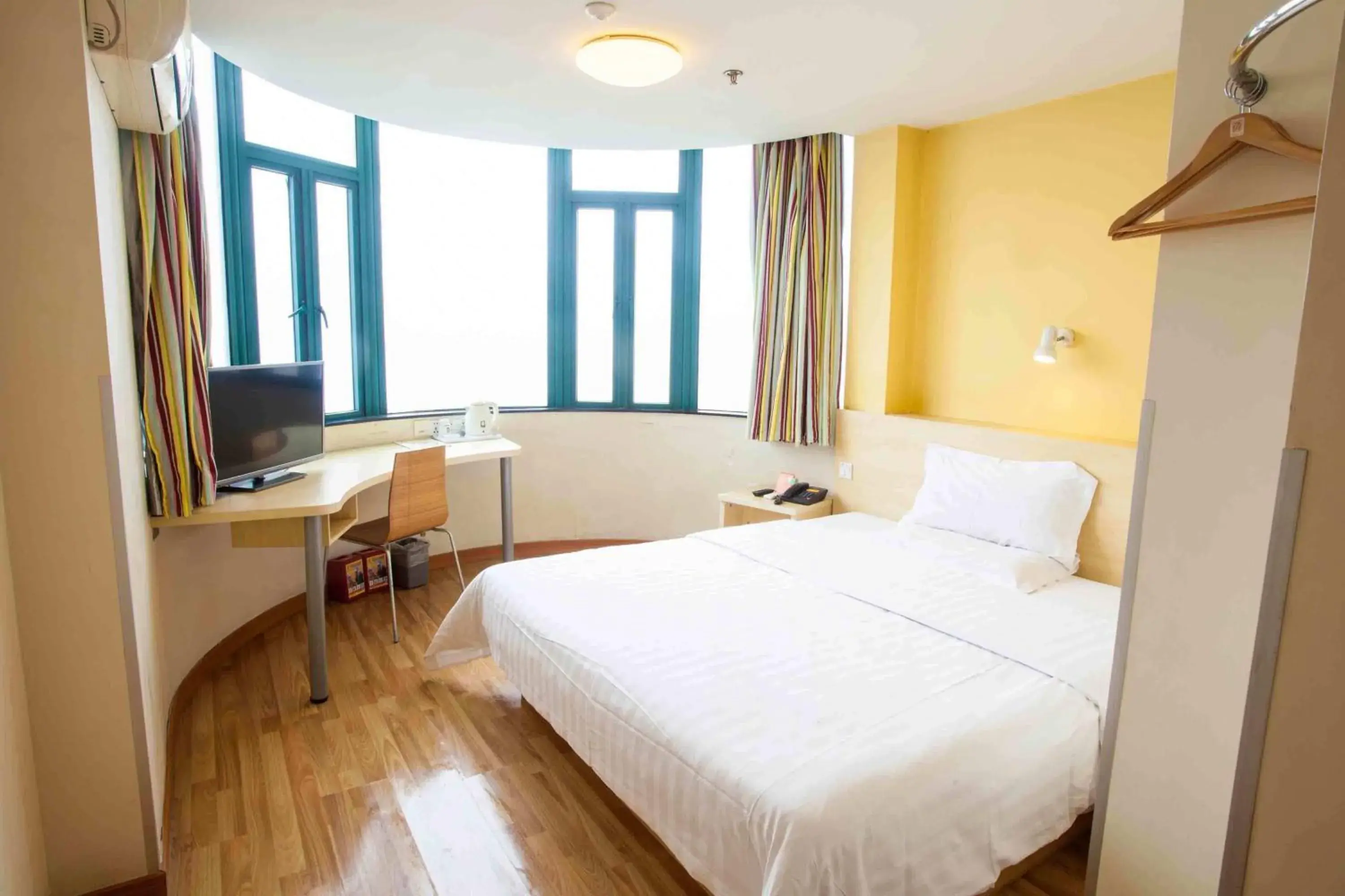 Photo of the whole room, Bed in 7Days Inn Nanchang Railway station square Photo of the whole room, Bed in 7Days Inn Nanchang Railway station square