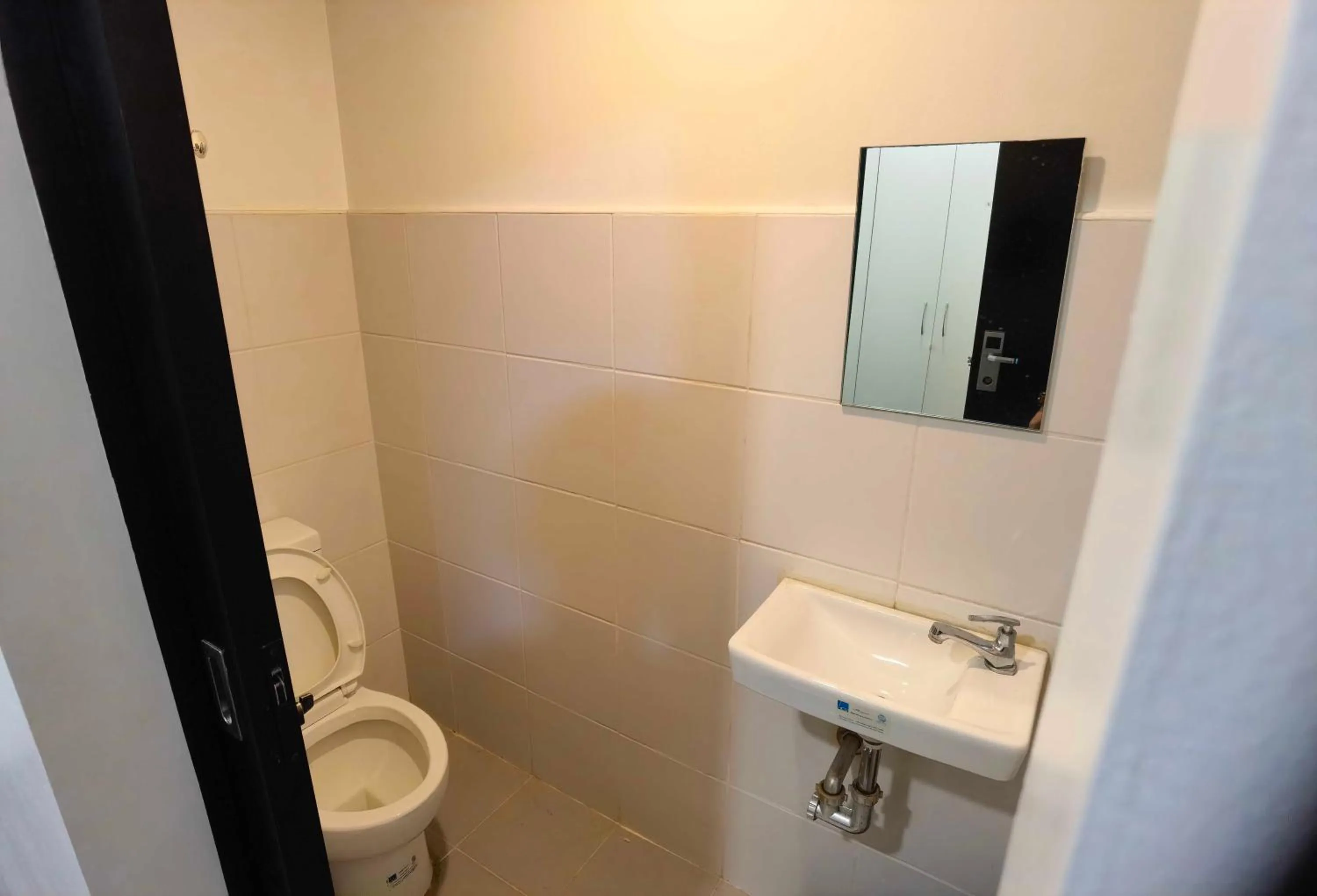 Bathroom in Spot On Hostel ,Taguig Manila Formerly MYTOWN HongKong