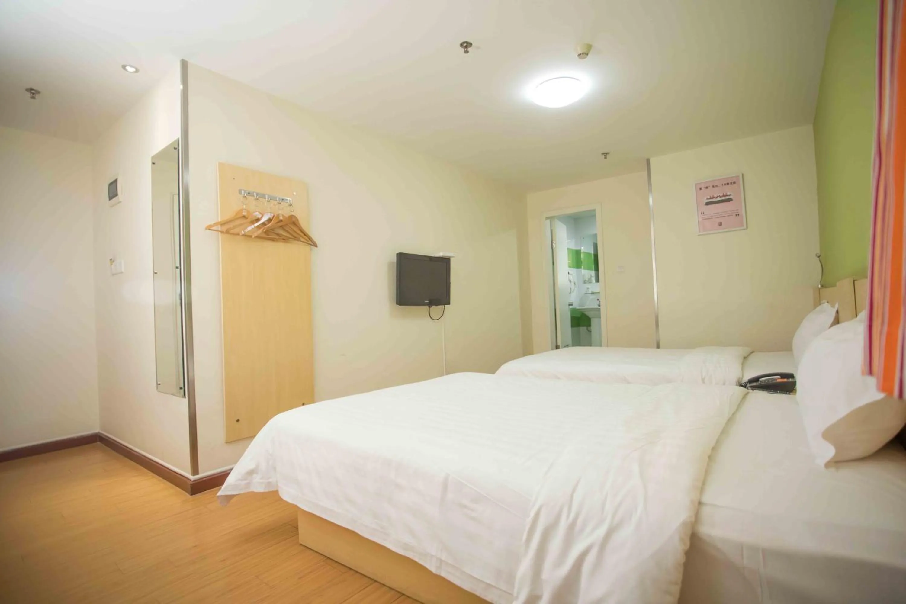 Bed in 7Days Inn Huizhou West Lake