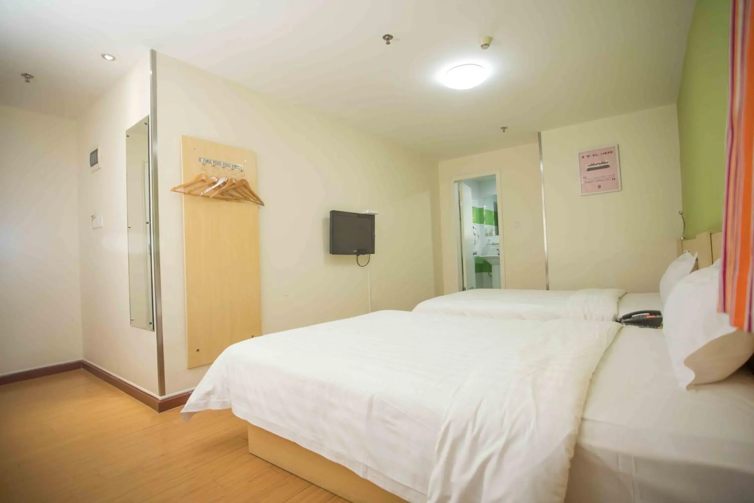 Bed in 7Days Inn Huizhou West Lake Bed in 7Days Inn Huizhou West Lake