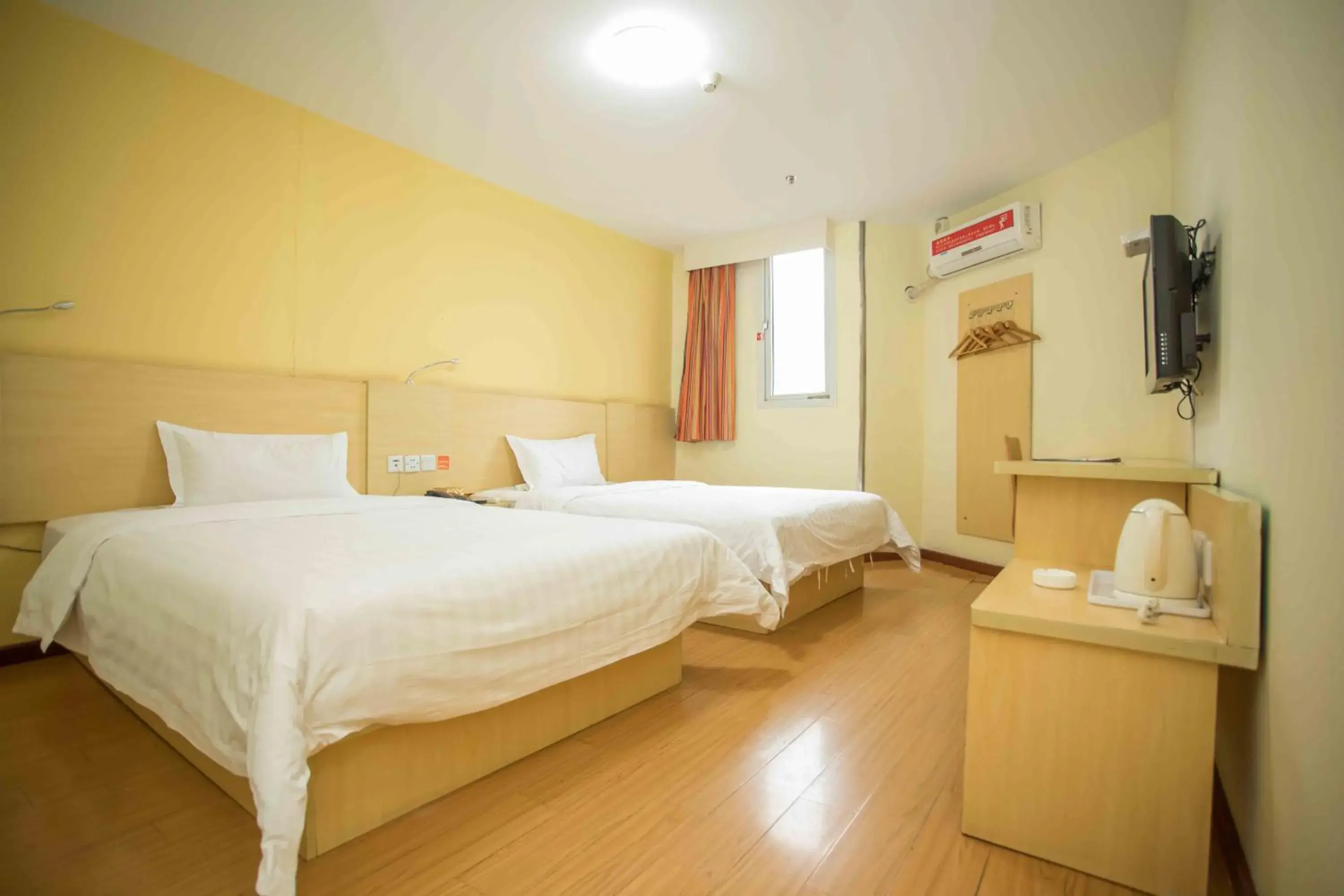 Bed in 7Days Inn Huizhou West Lake Bed in 7Days Inn Huizhou West Lake