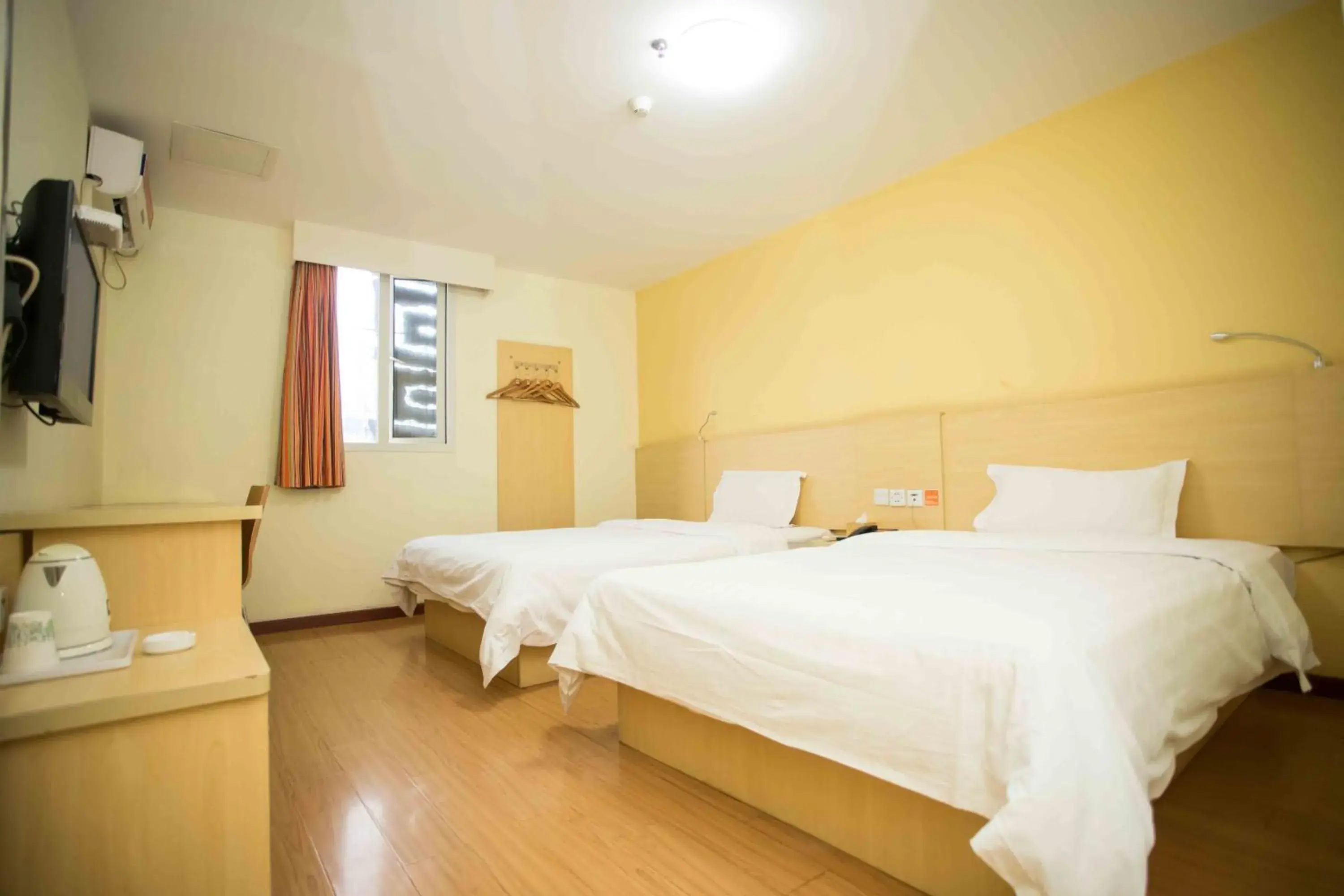 Bed in 7Days Inn Huizhou West Lake Bed in 7Days Inn Huizhou West Lake