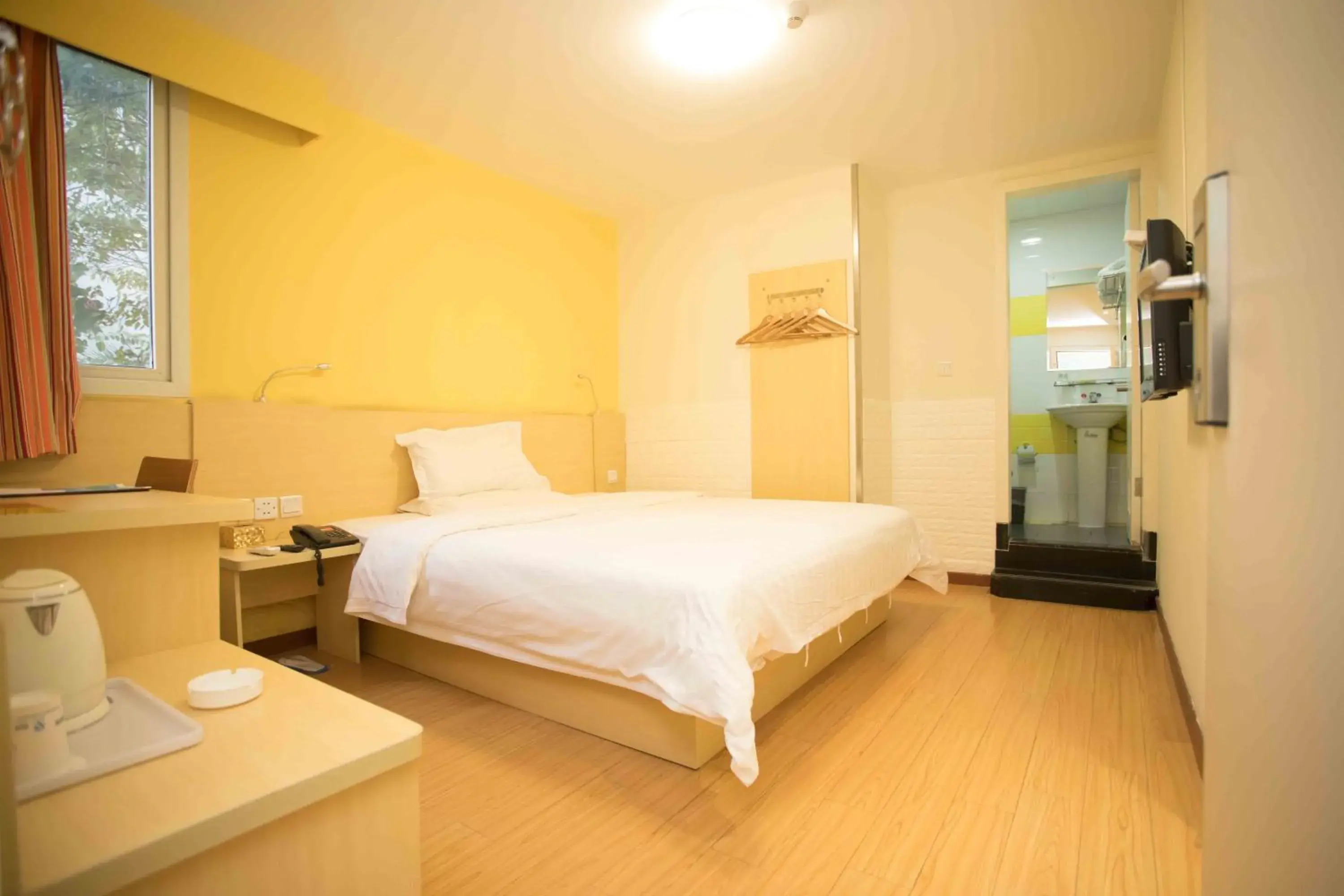 Bed in 7Days Inn Huizhou West Lake Bed in 7Days Inn Huizhou West Lake