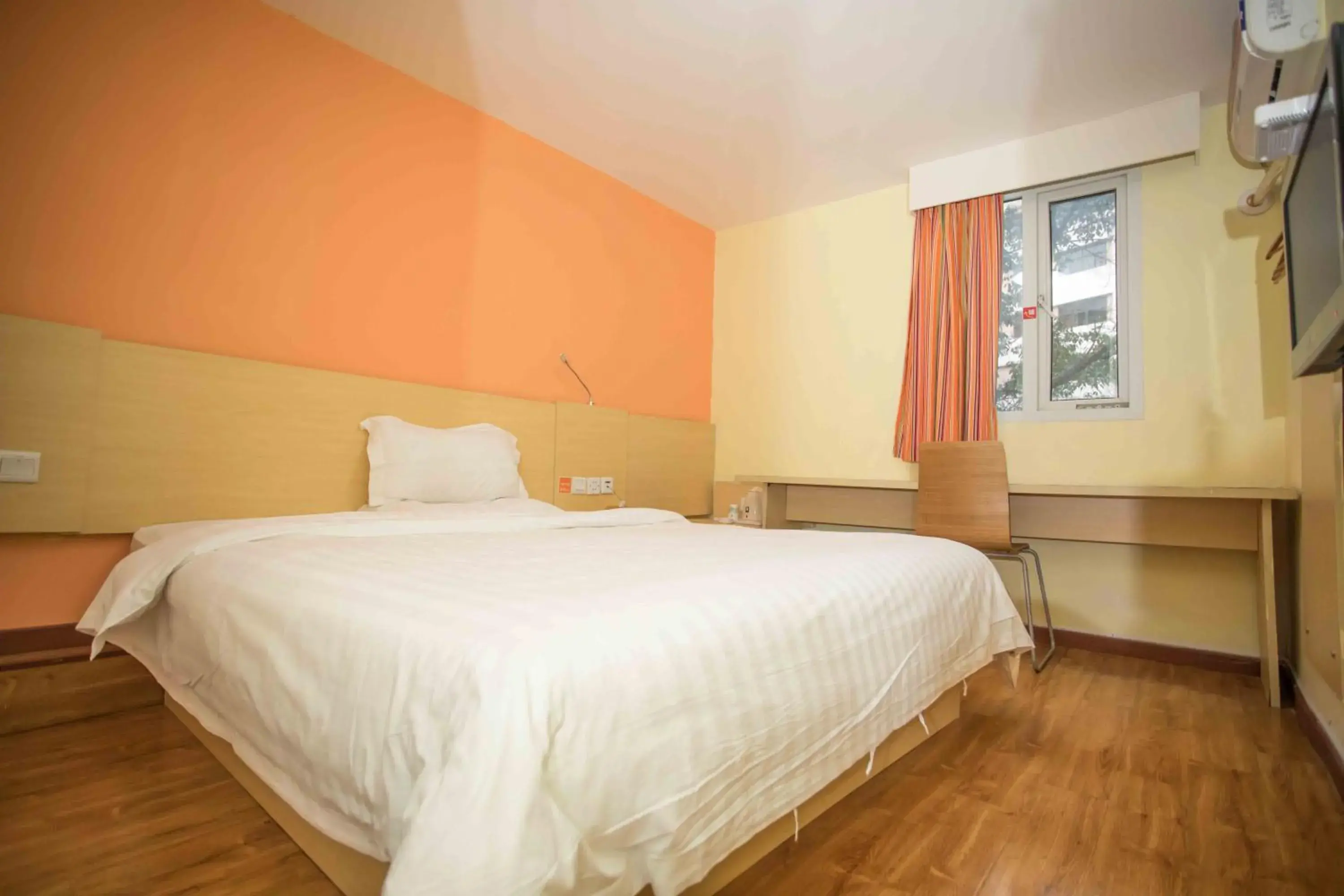 Bed in 7Days Inn Huizhou West Lake Bed in 7Days Inn Huizhou West Lake