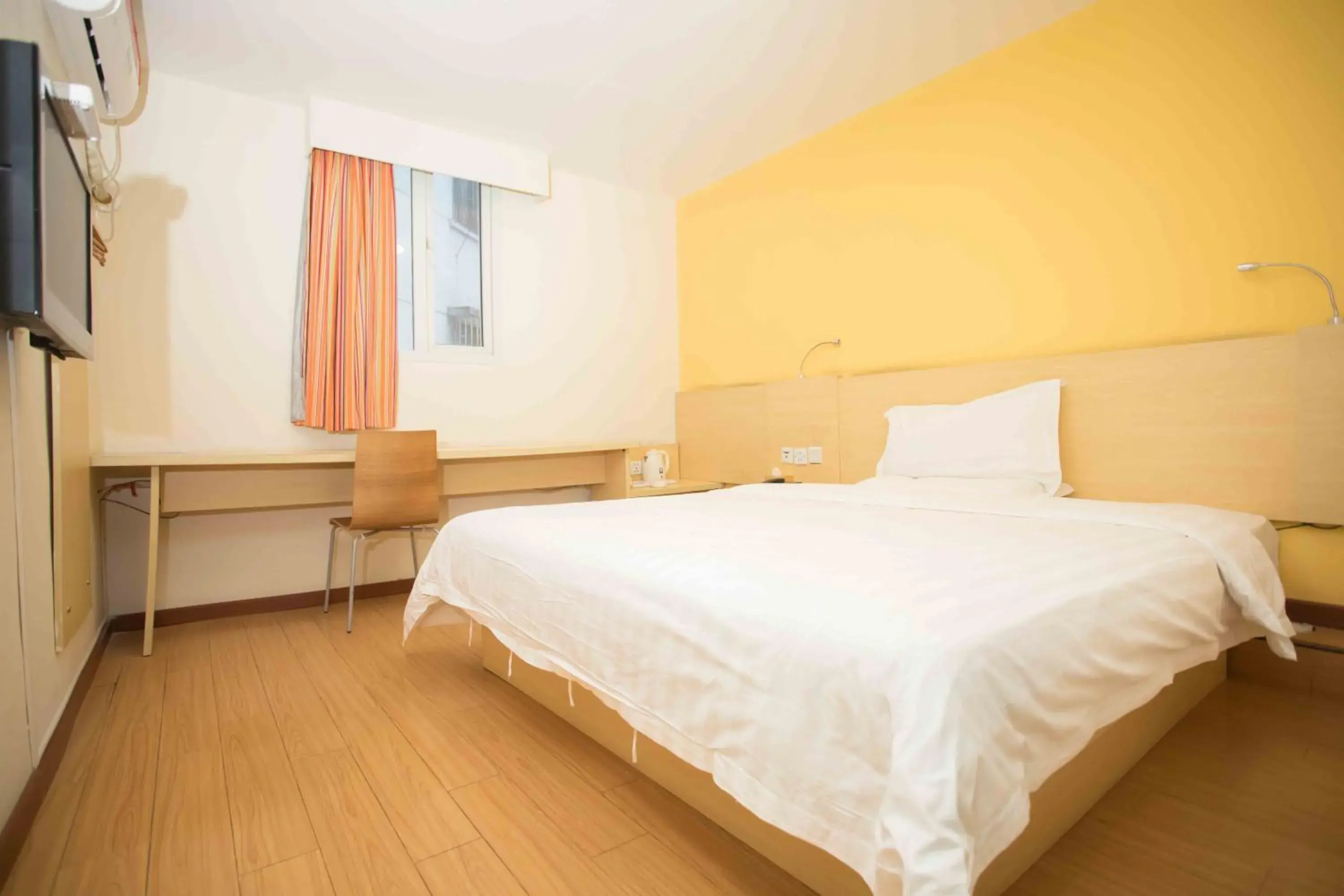 Bed in 7Days Inn Huizhou West Lake Bed in 7Days Inn Huizhou West Lake