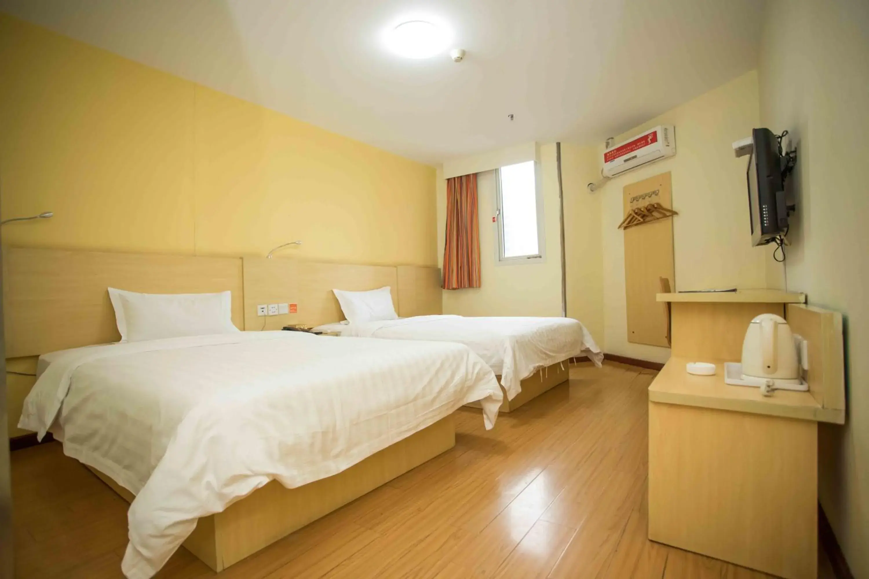 Bed in 7Days Inn Huizhou West Lake Bed in 7Days Inn Huizhou West Lake