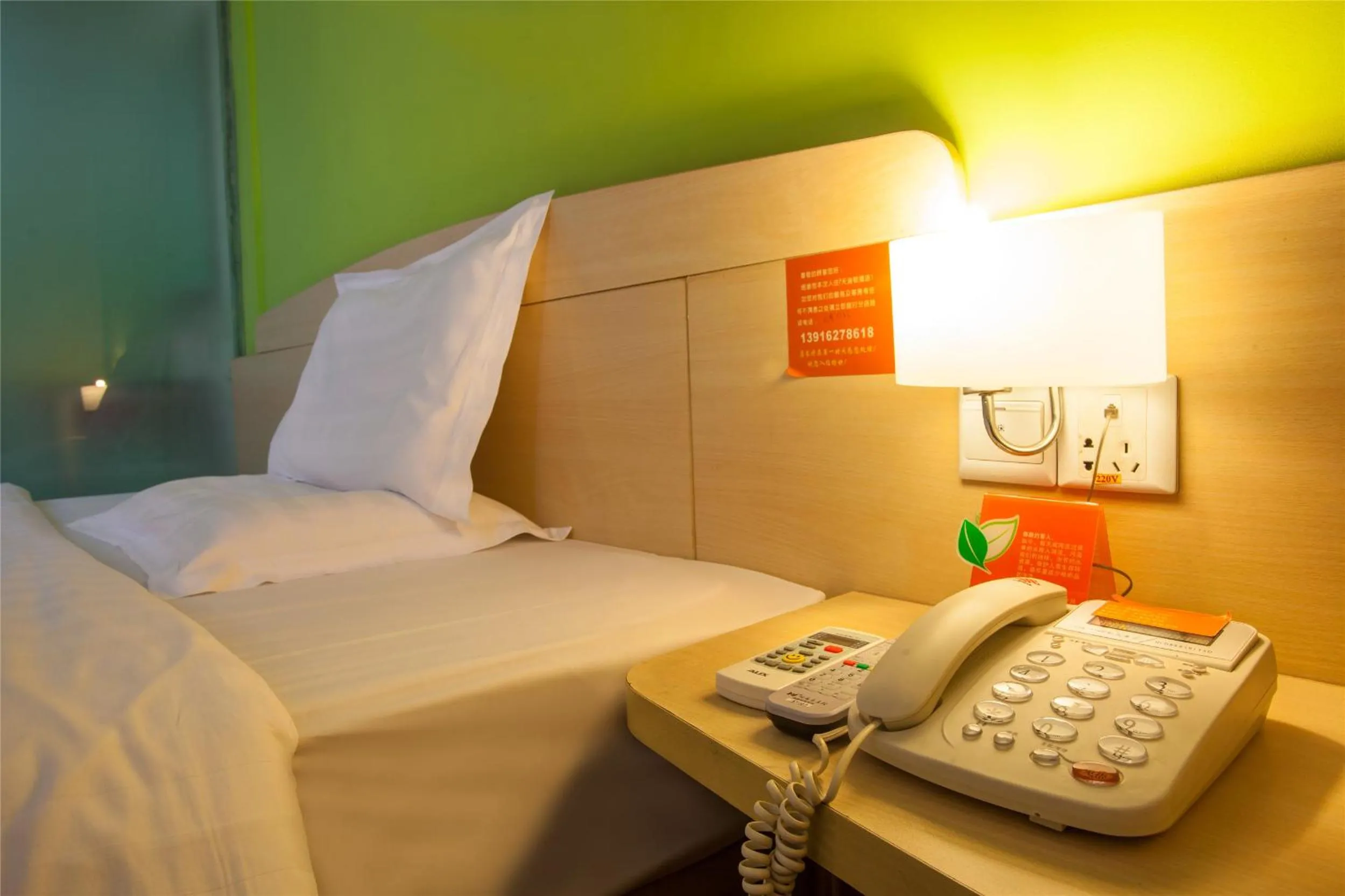 Decorative detail, Bed in 7Days Inn Changsha Tianxin Park