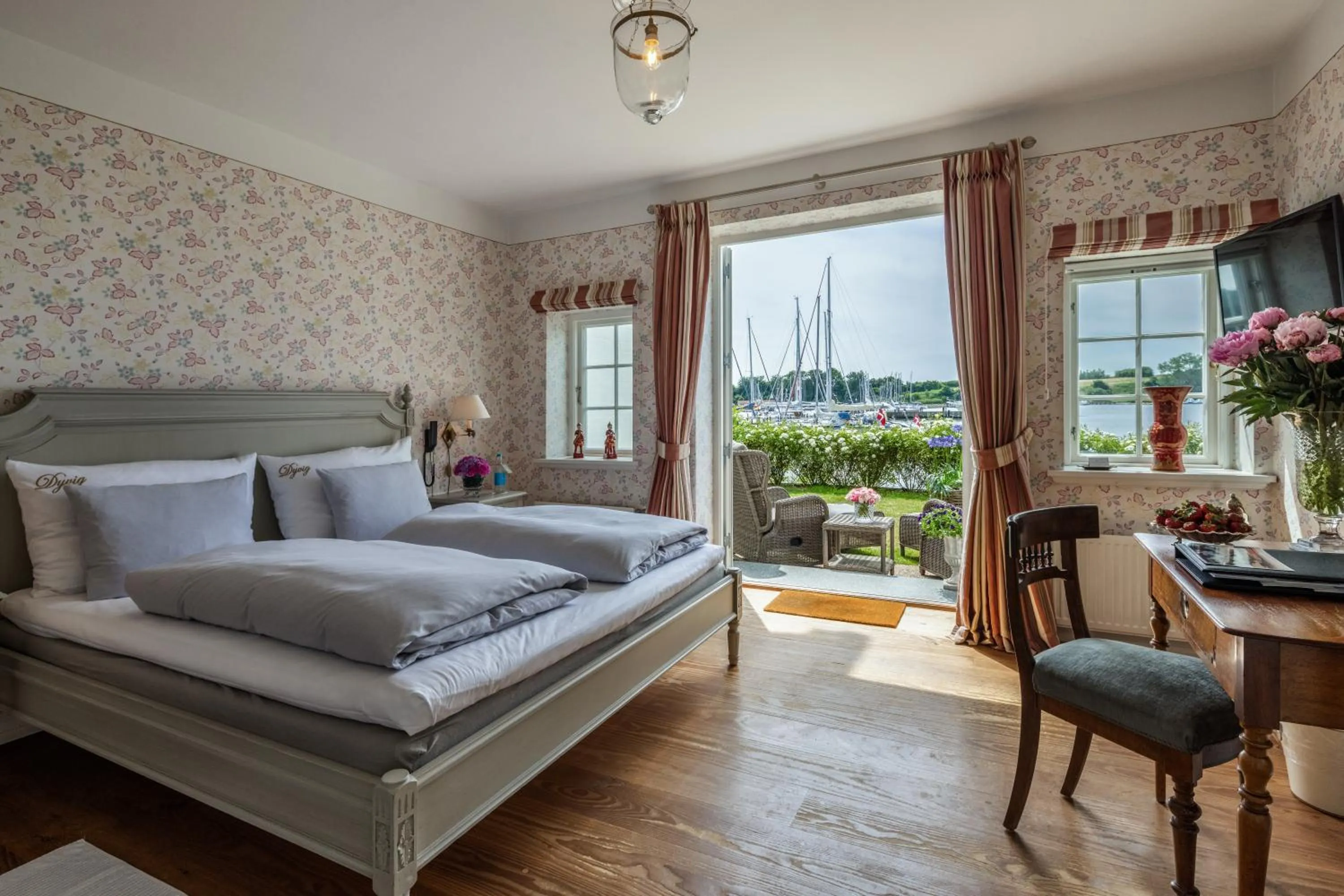 Balcony/Terrace, Bed in Dyvig Badehotel