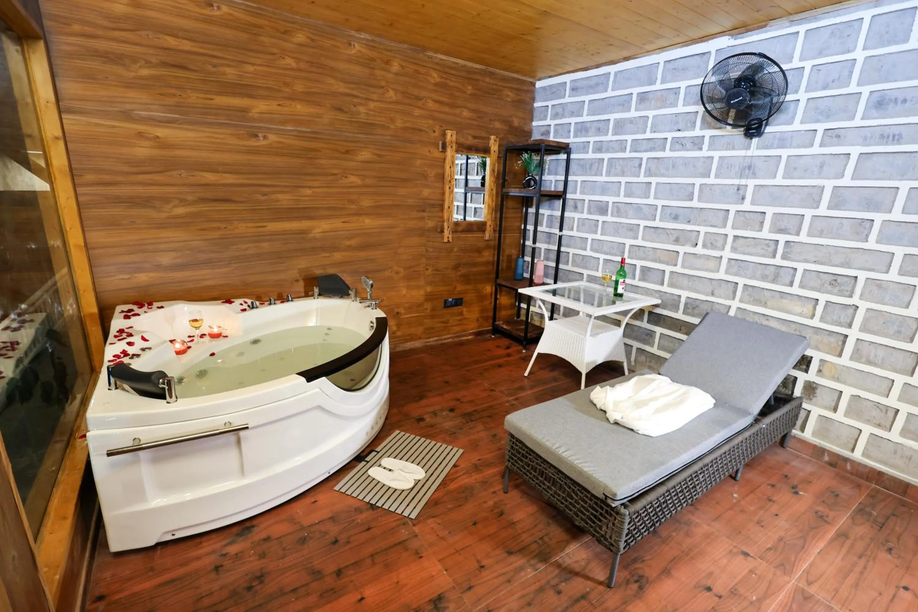 Hot Tub in Koro Treehouse Resort Luxury Wooden Cottages and Villas with Private Pool