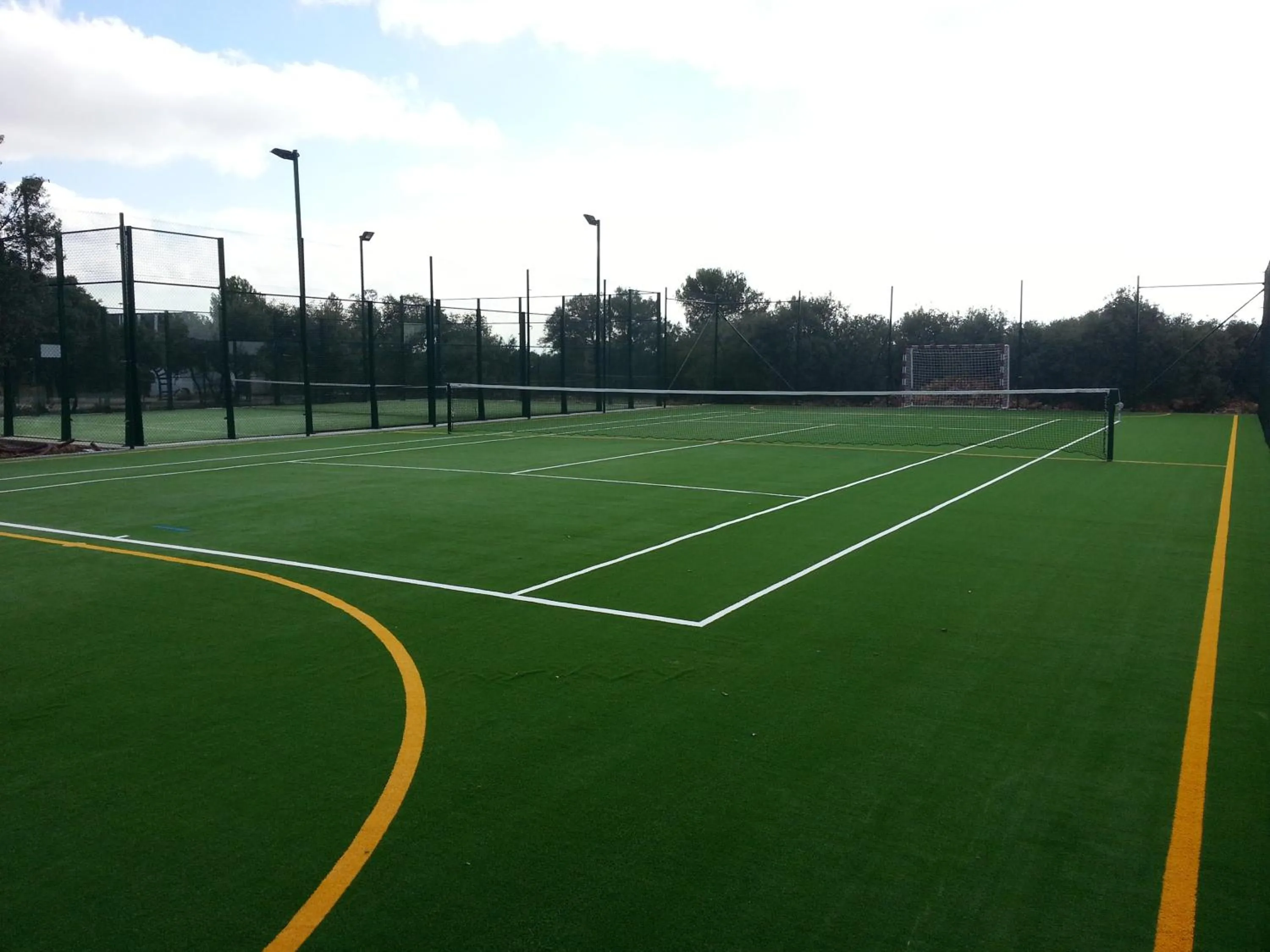 Tennis court in Hotel Rural Los Nogales