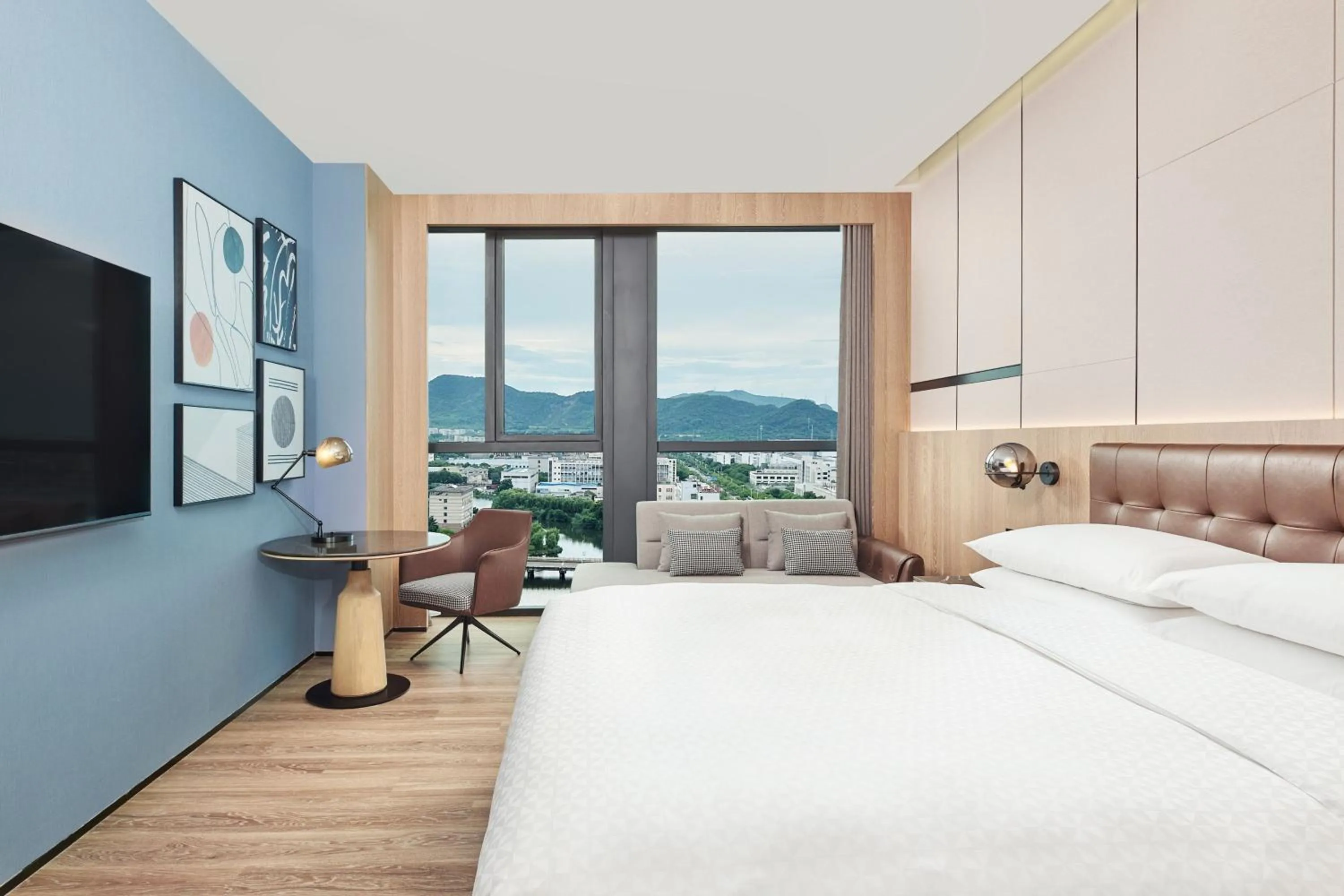 Photo of the whole room, Bed in Four Points by Sheraton Huzhou