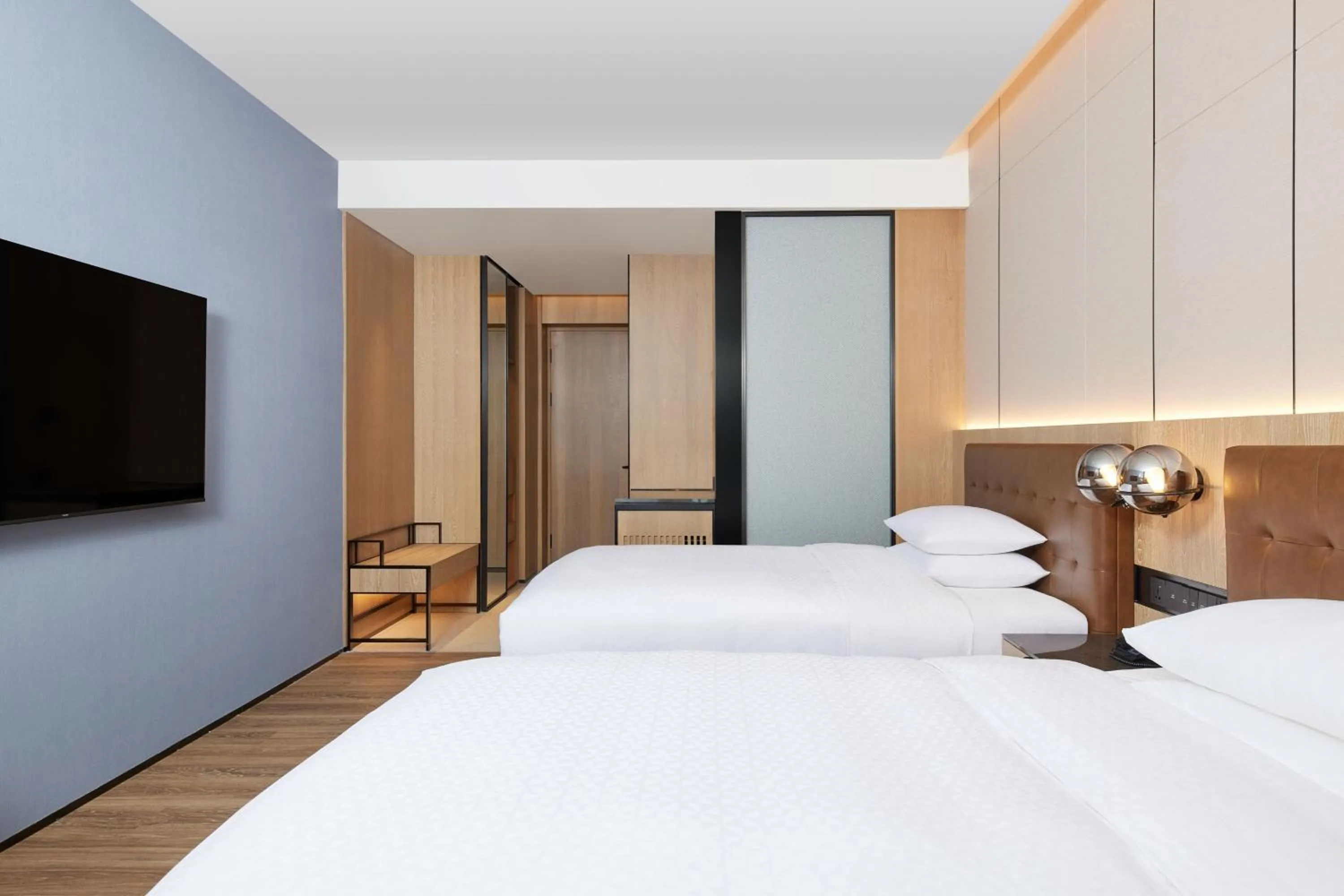 Photo of the whole room, Bed in Four Points by Sheraton Huzhou