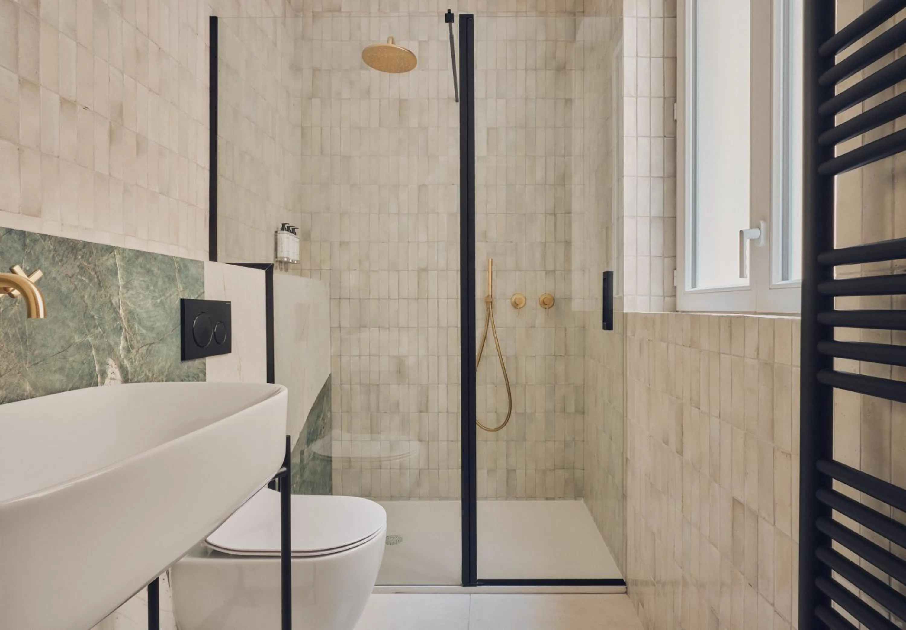 Shower in Nestay Sentier