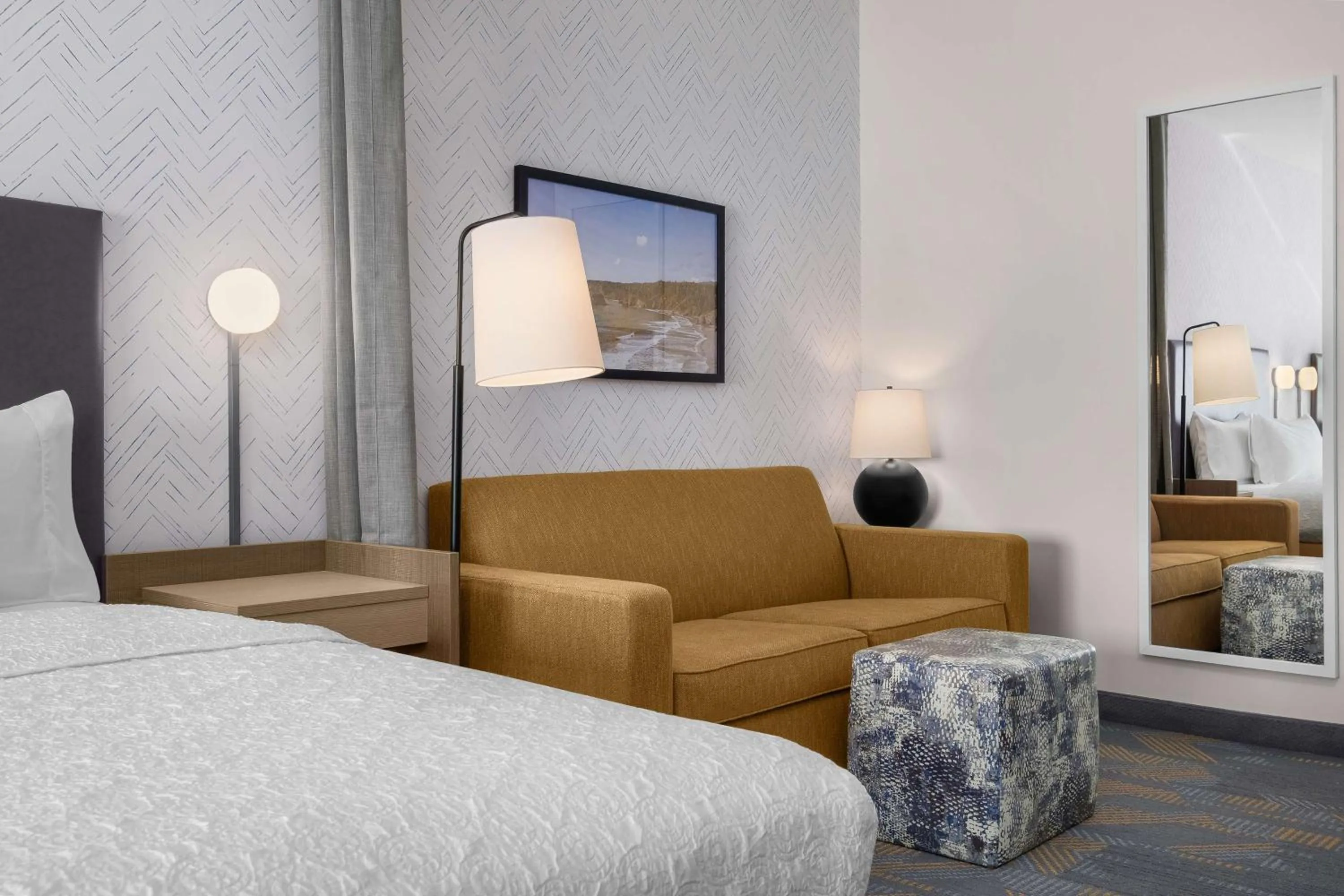 Living room, Bed in Home2 Suites By Hilton Eureka