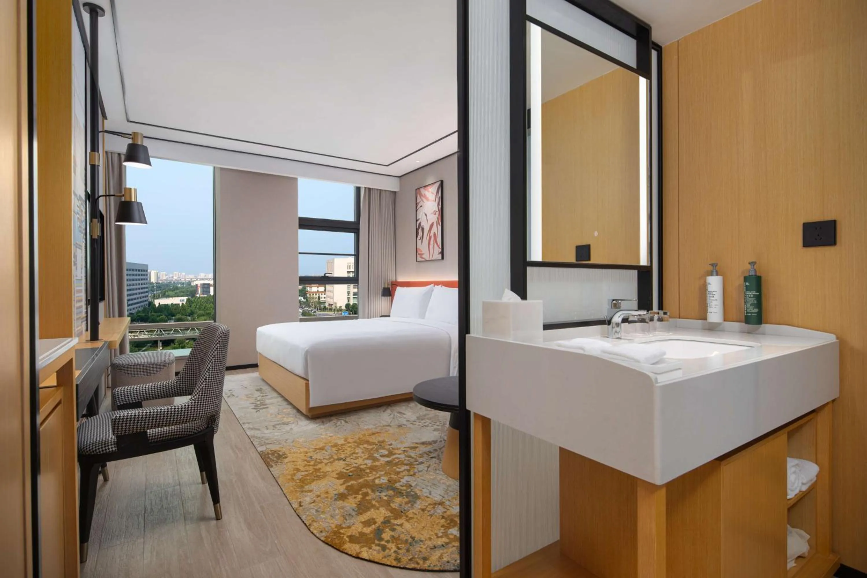 Bathroom, Bed in Hilton Garden Inn Beijing Huaxiang Tiantan Hospital