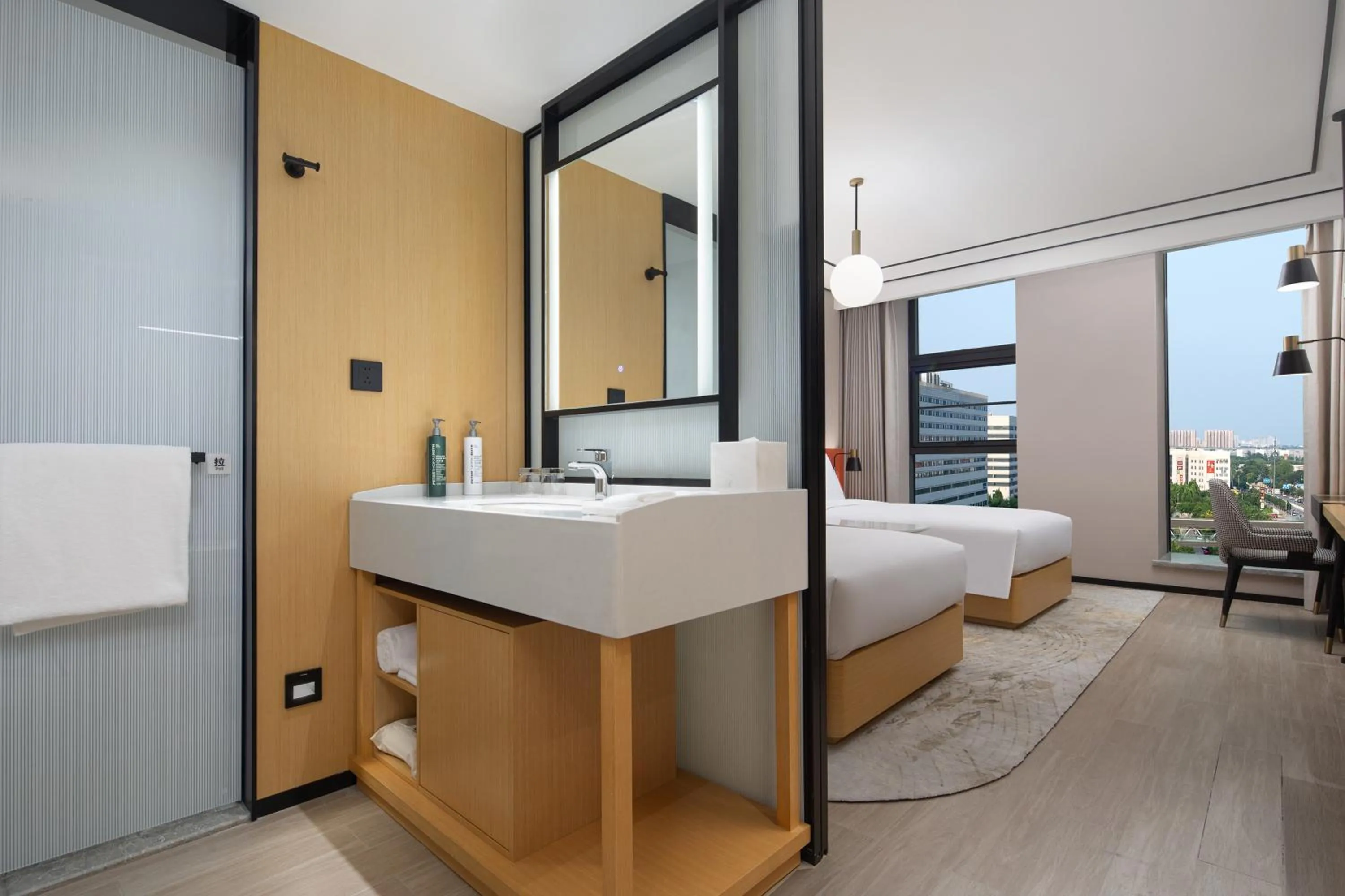 Bathroom, Bed in Hilton Garden Inn Beijing Huaxiang Tiantan Hospital