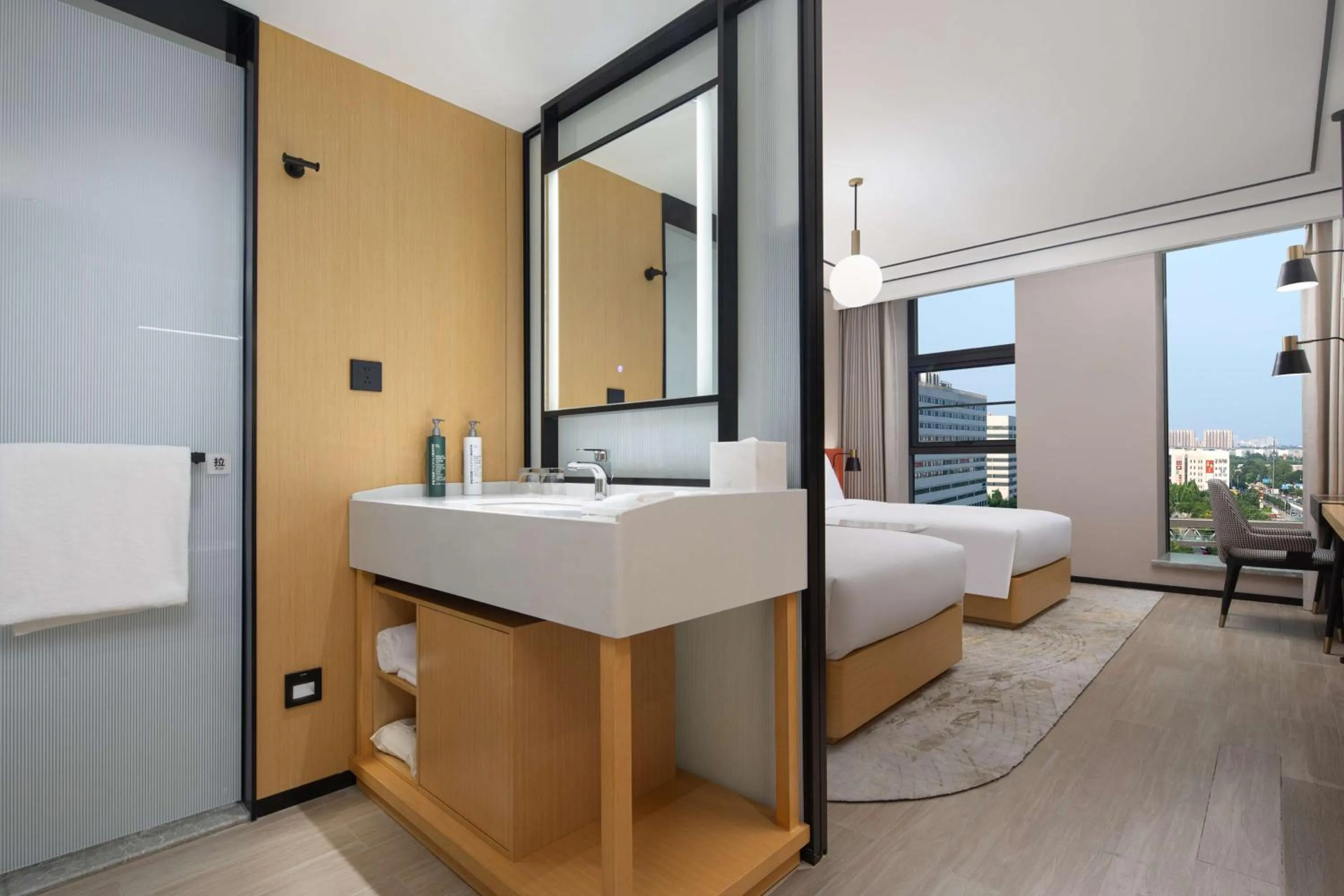 Bathroom, Bed in Hilton Garden Inn Beijing Huaxiang Tiantan Hospital