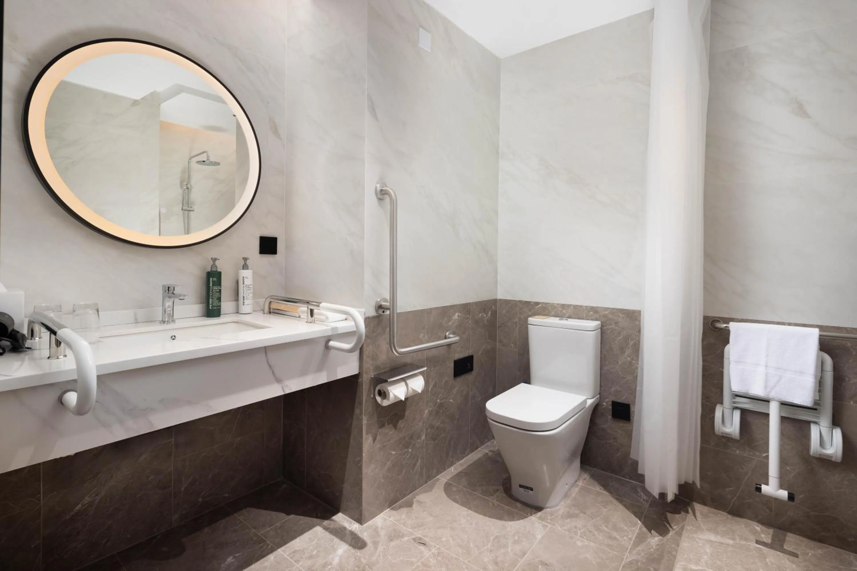 Toilet in Hilton Garden Inn Jingdezhen Taoyuan Valley