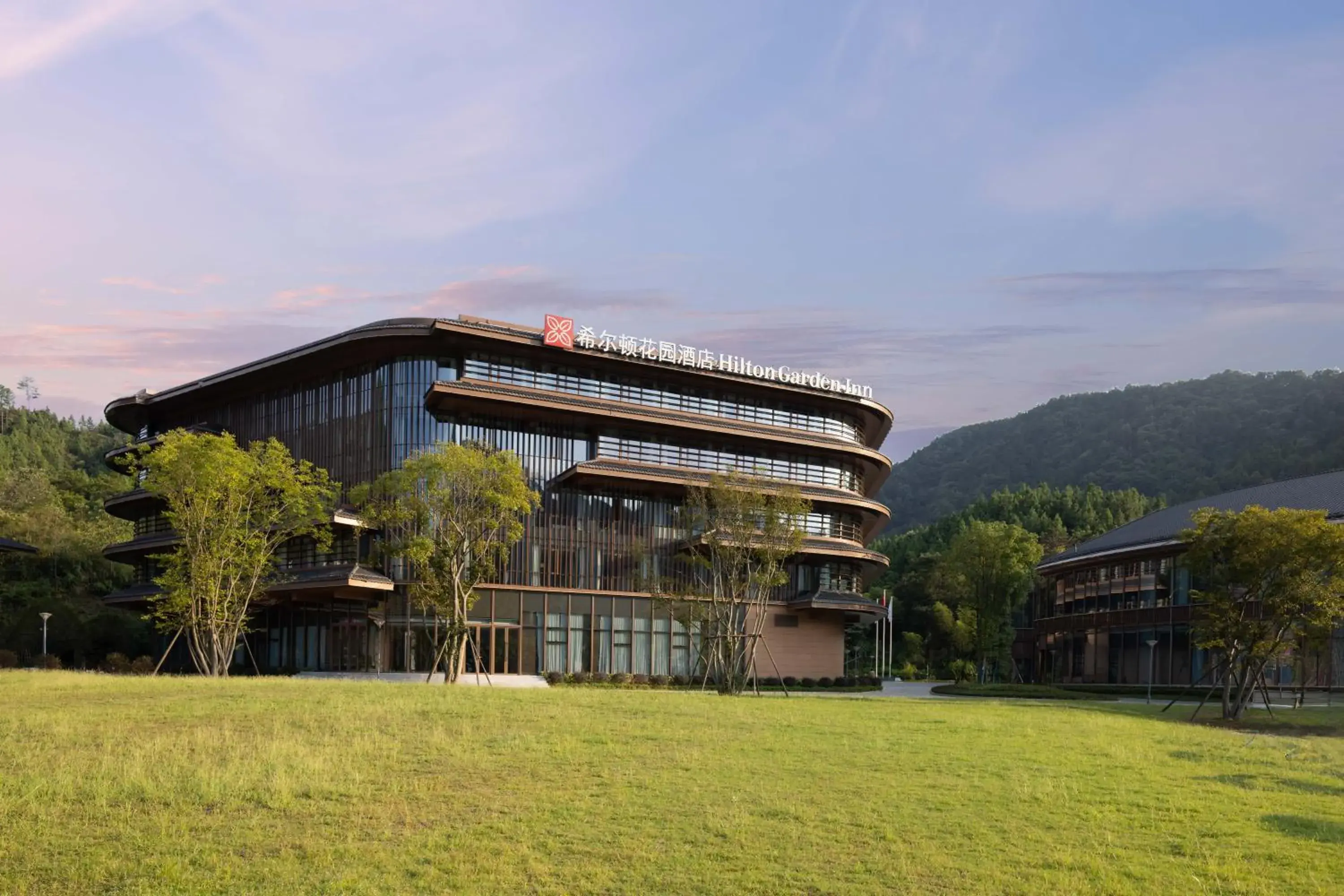 Property building in Hilton Garden Inn Jingdezhen Taoyuan Valley Property building in Hilton Garden Inn Jingdezhen Taoyuan Valley