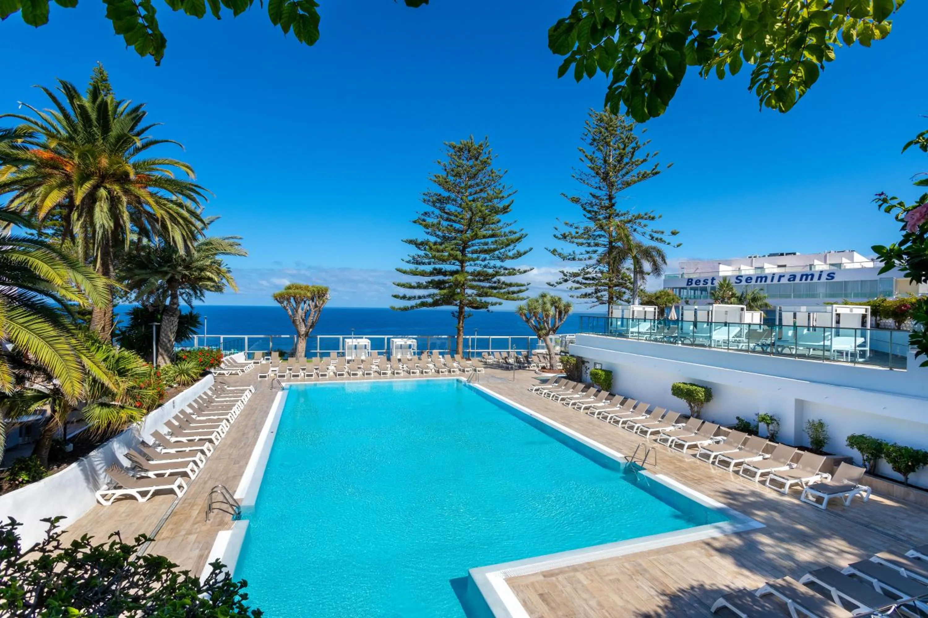 Swimming pool in Hotel Best Semiramis