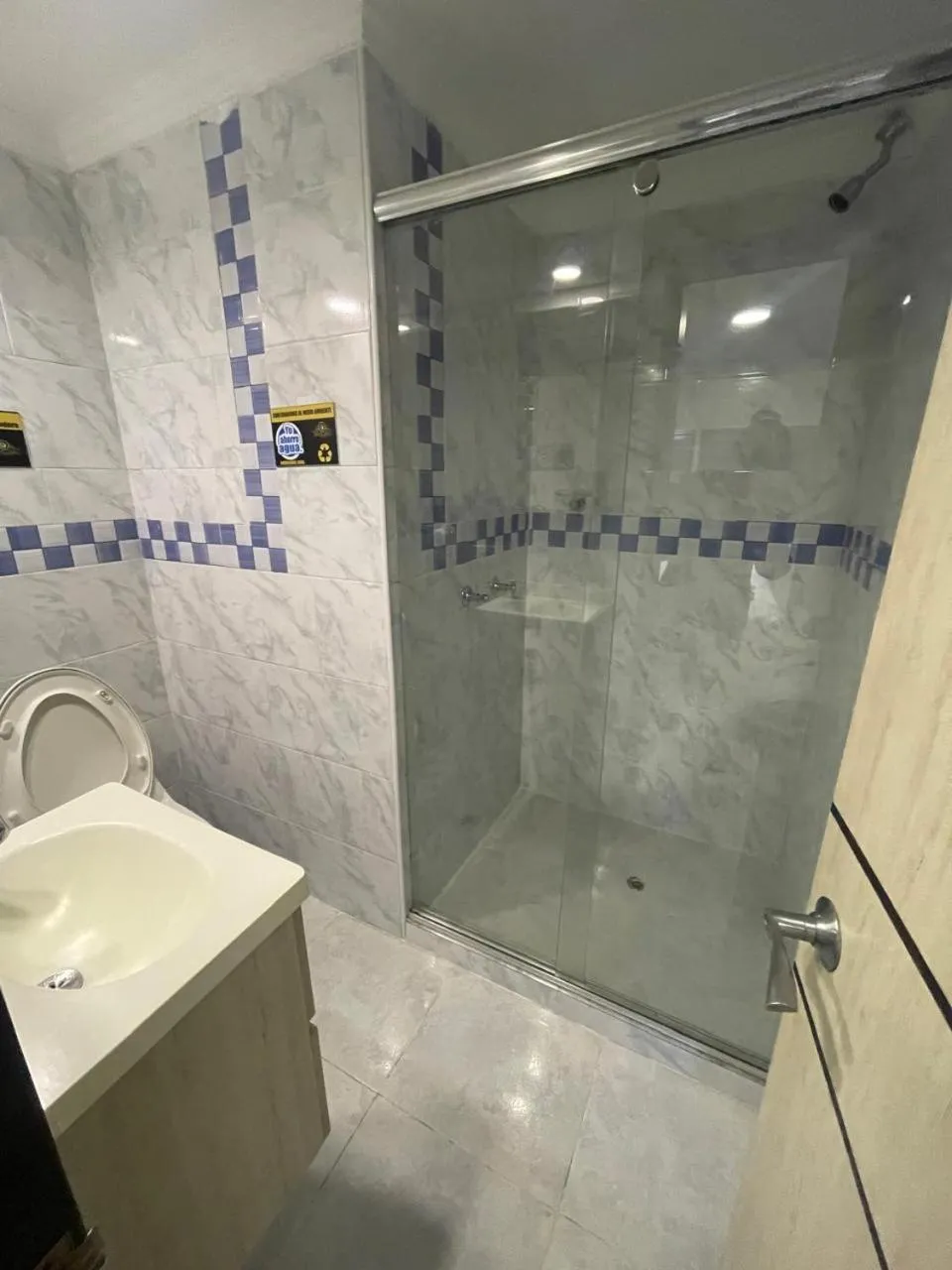 Shower in Hotel AMBAR KING