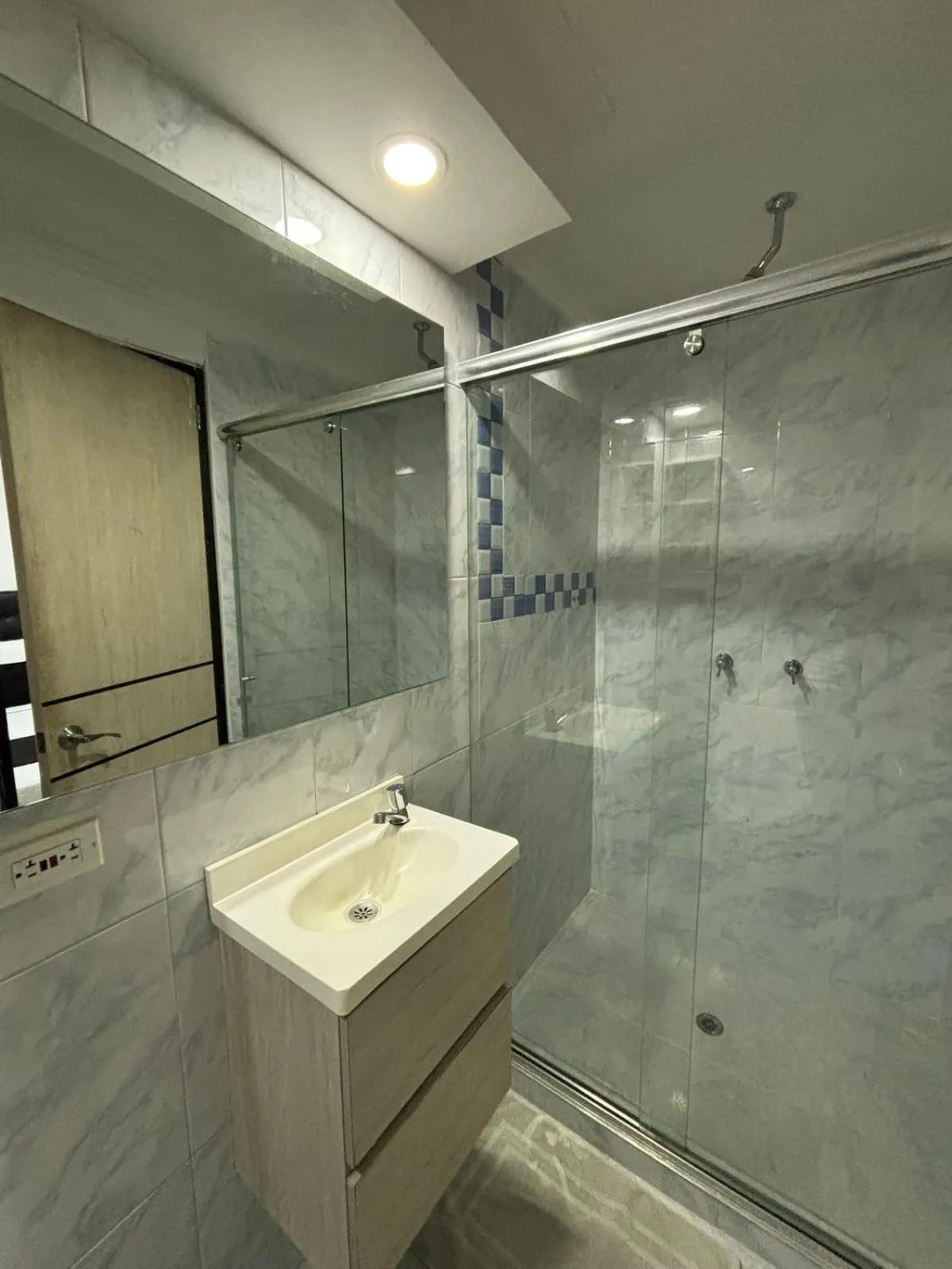 Shower in Hotel AMBAR KING