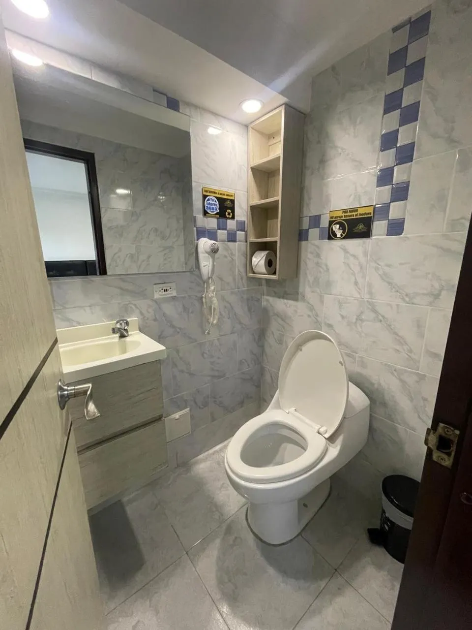 Shower in Hotel AMBAR KING
