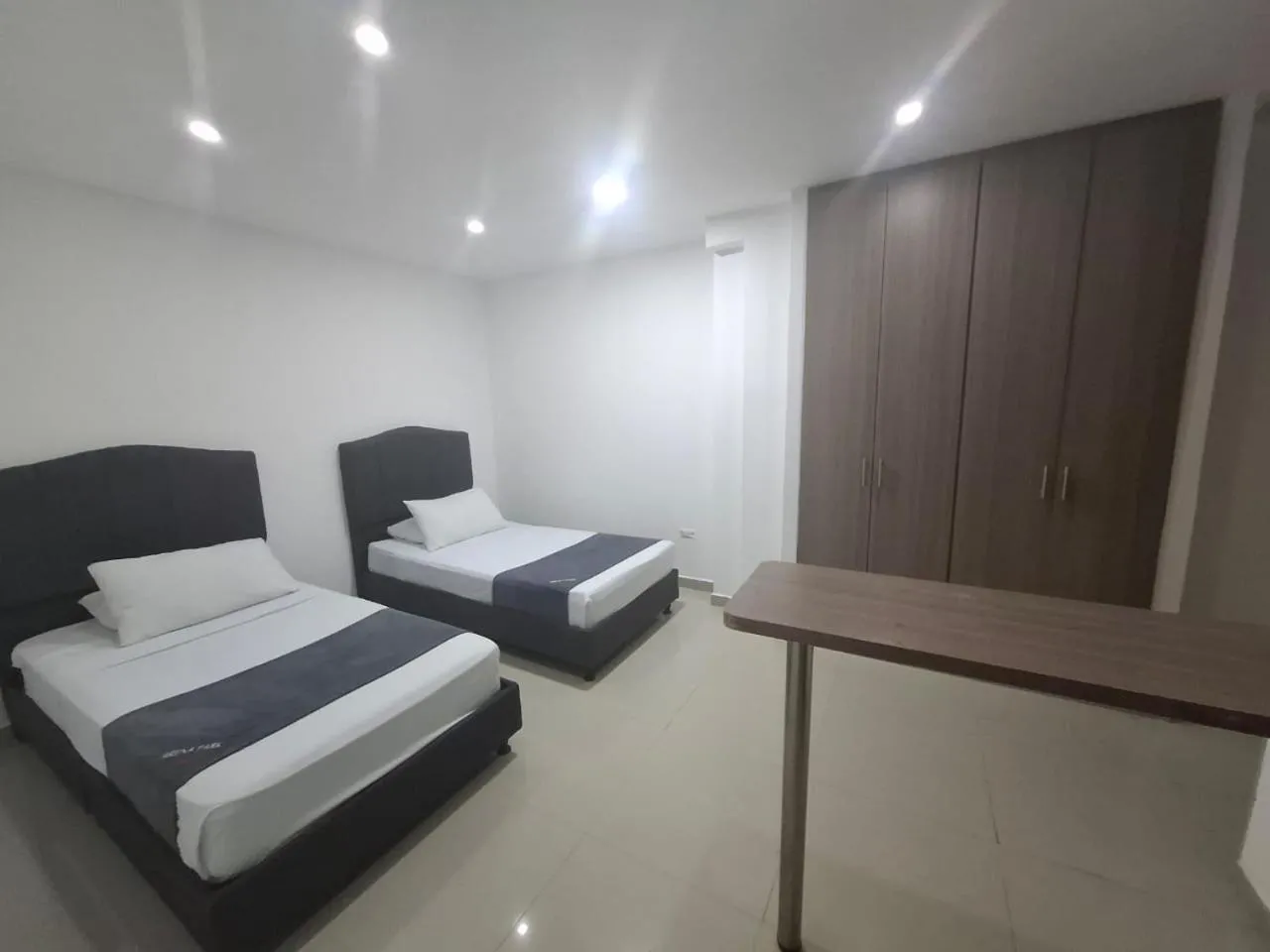 Bathroom, Bed in Hotel JARDIN PLAZA BY SGH
