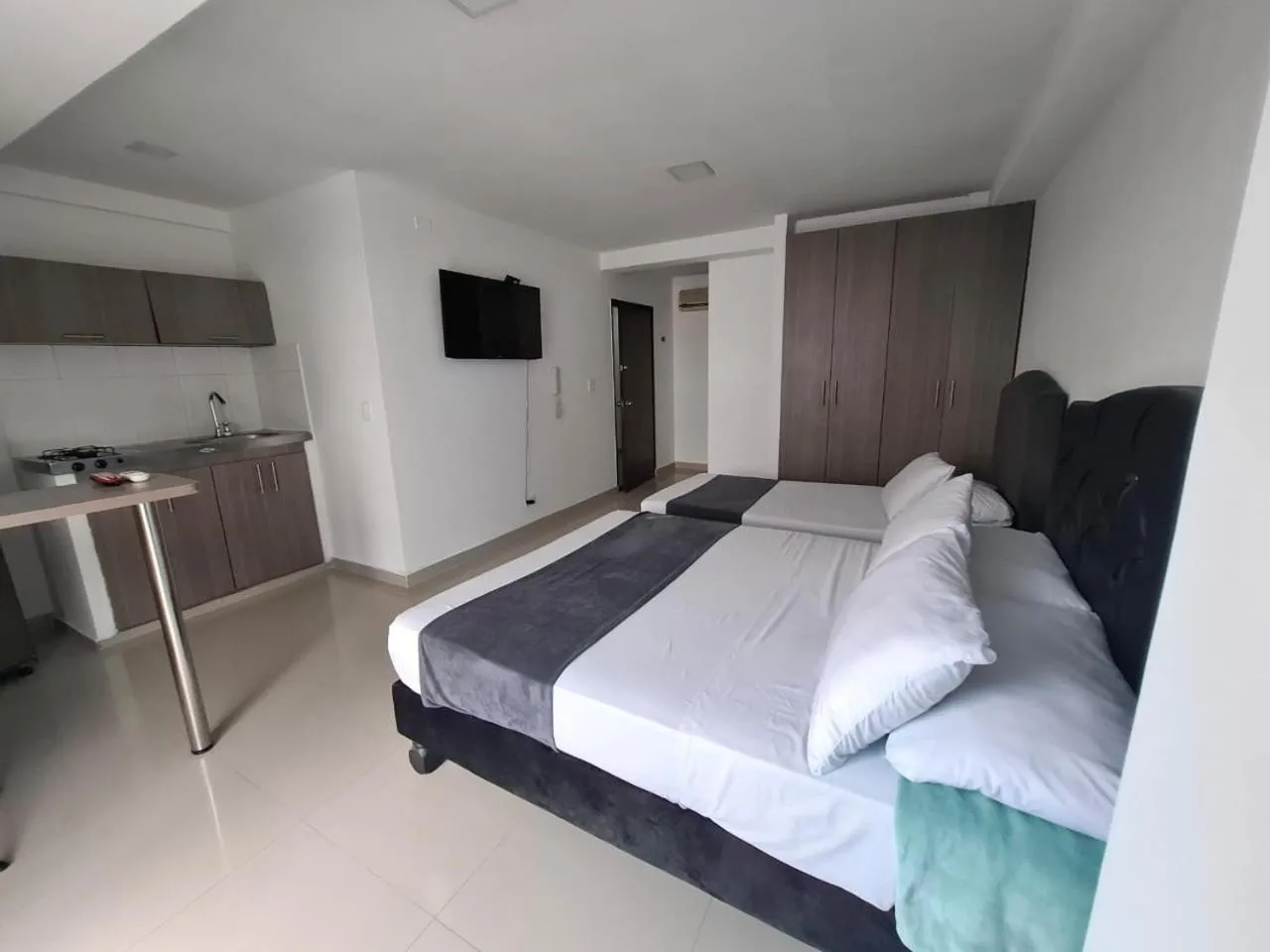 Kitchen or kitchenette, Bed in Hotel JARDIN PLAZA BY SGH