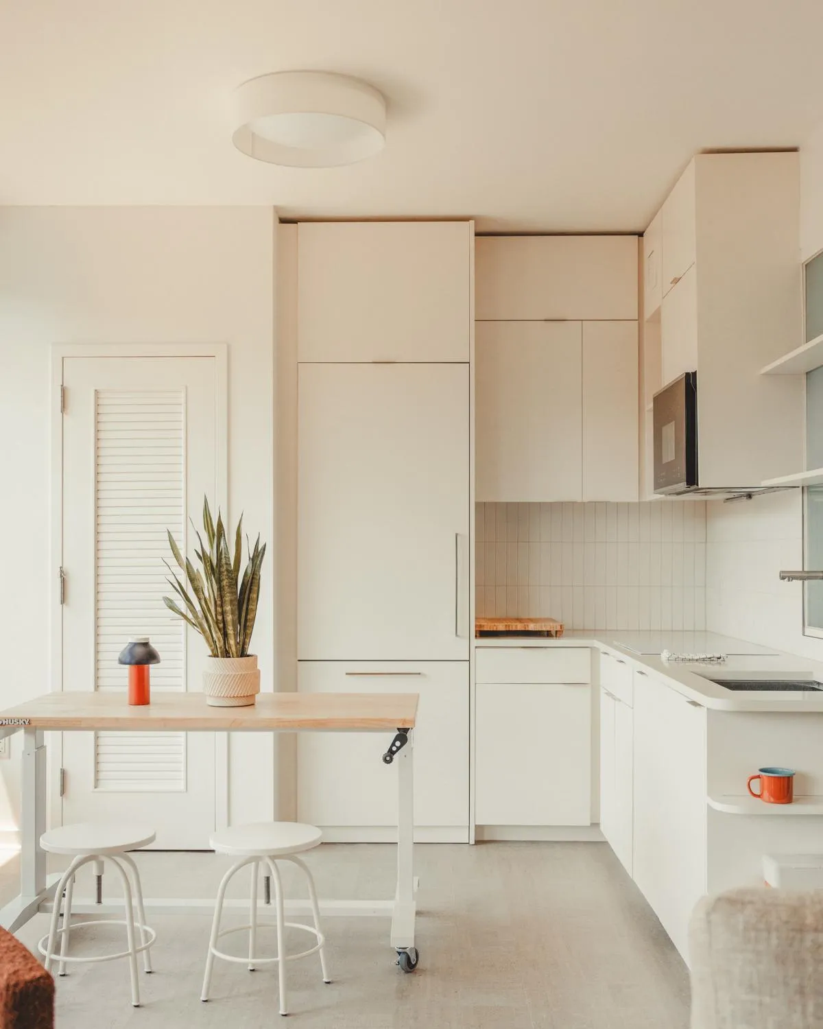 Dining area in Scout Living, powered by Placemakr - Midtown