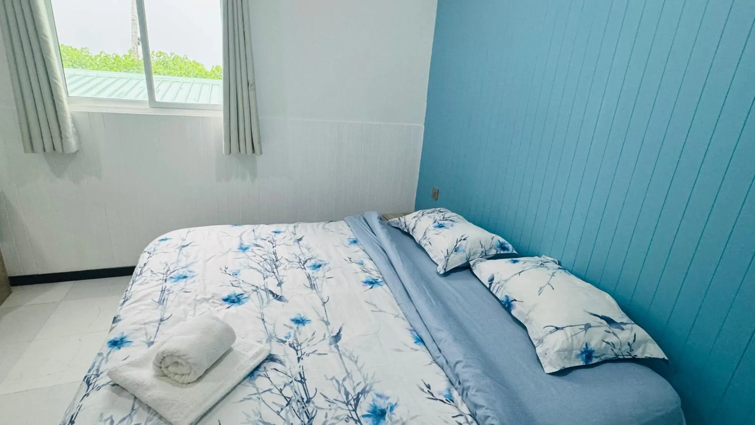 Bed in Wave Crest Retreat Bed in Wave Crest Retreat