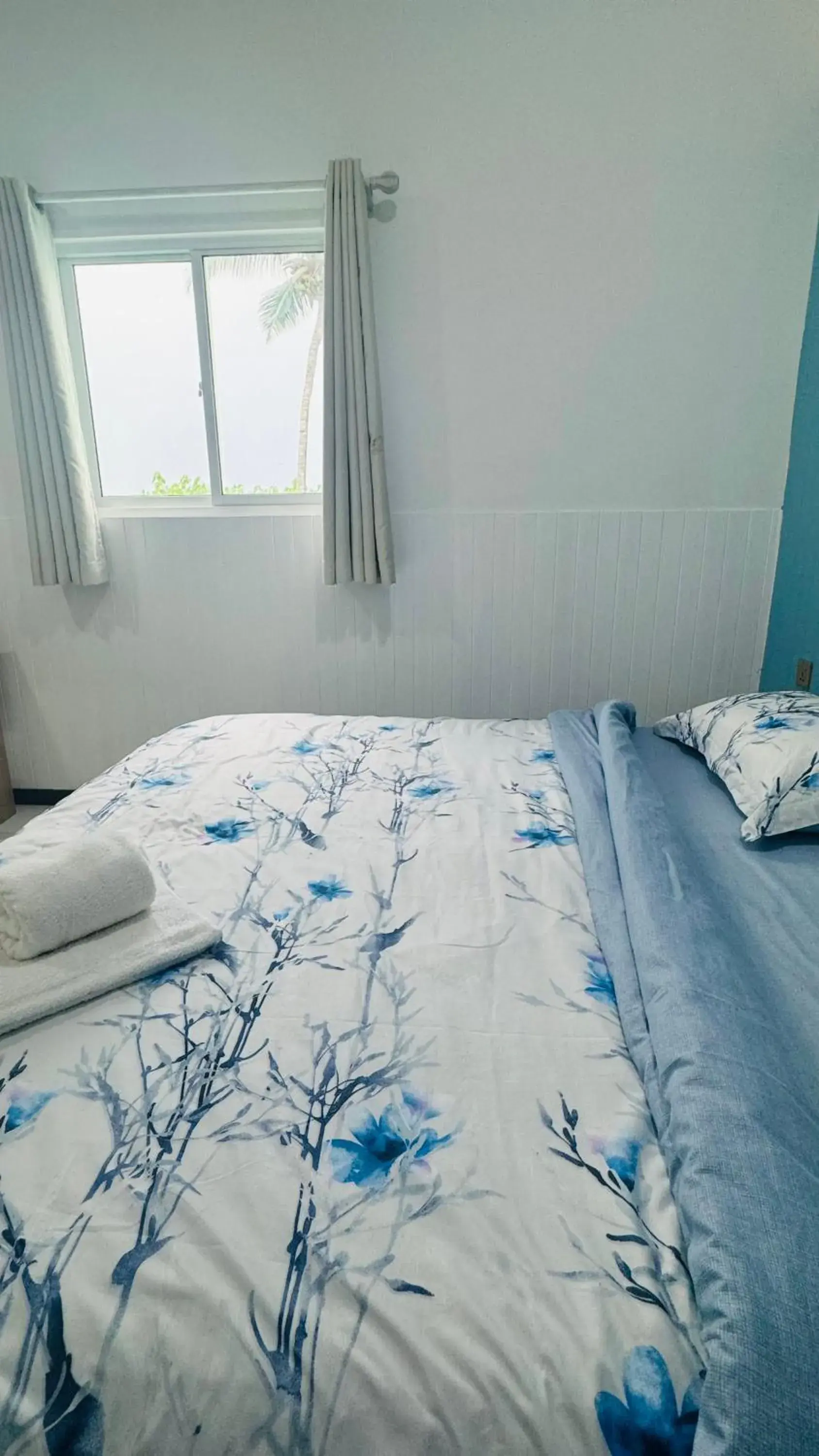 Bed in Wave Crest Retreat Bed in Wave Crest Retreat