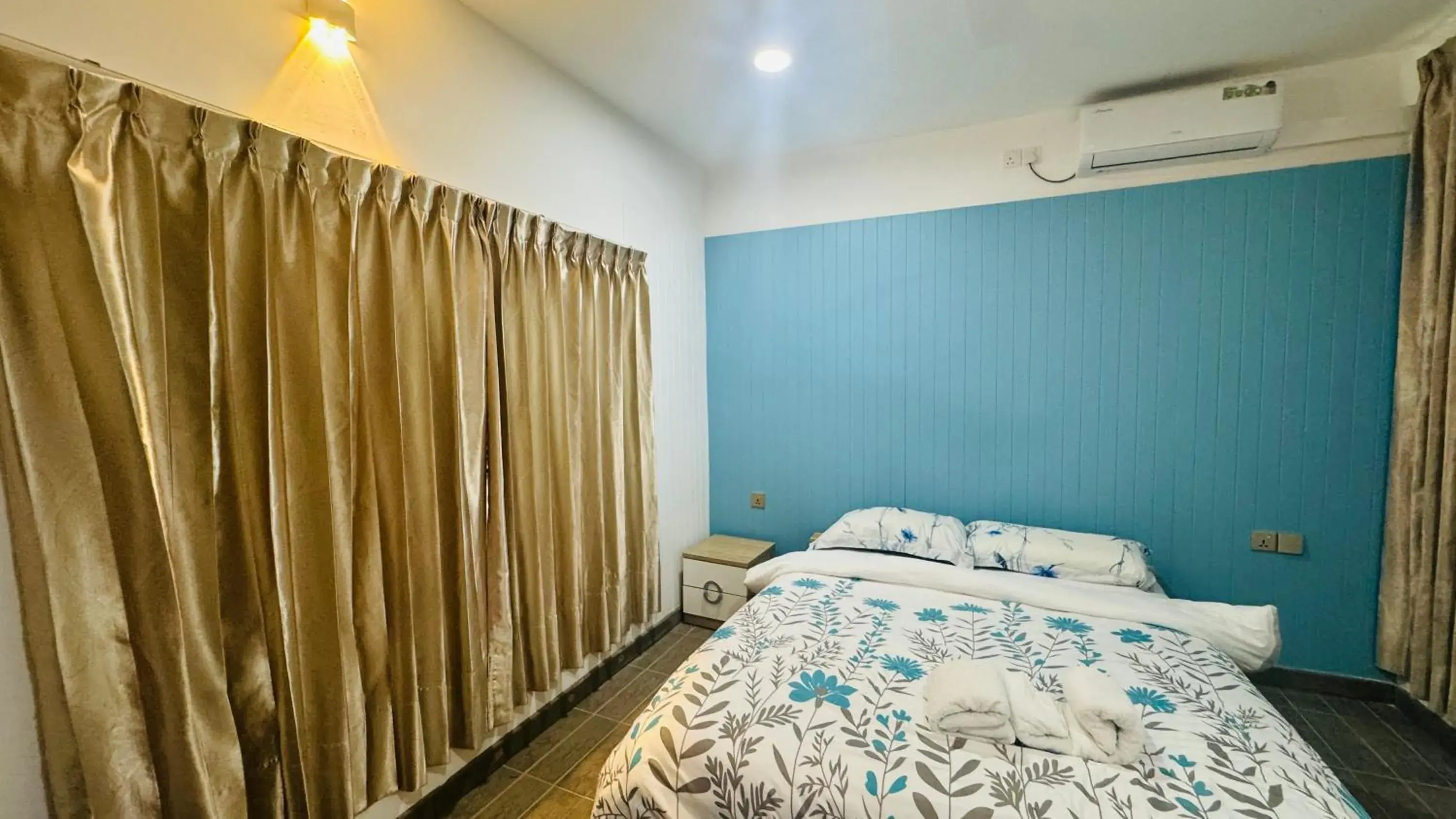 Bed in Wave Crest Retreat Bed in Wave Crest Retreat