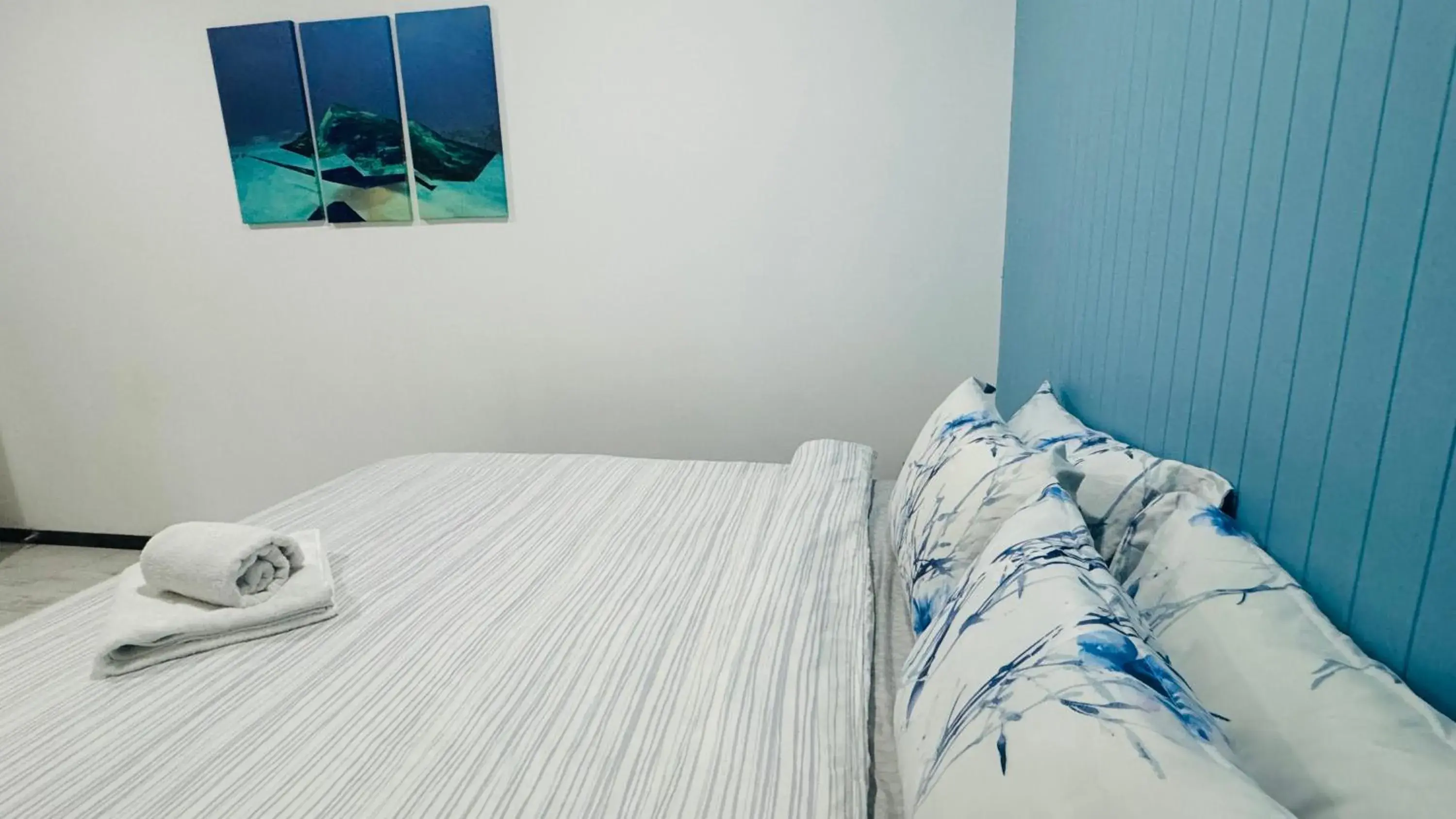 Bed in Wave Crest Retreat Bed in Wave Crest Retreat