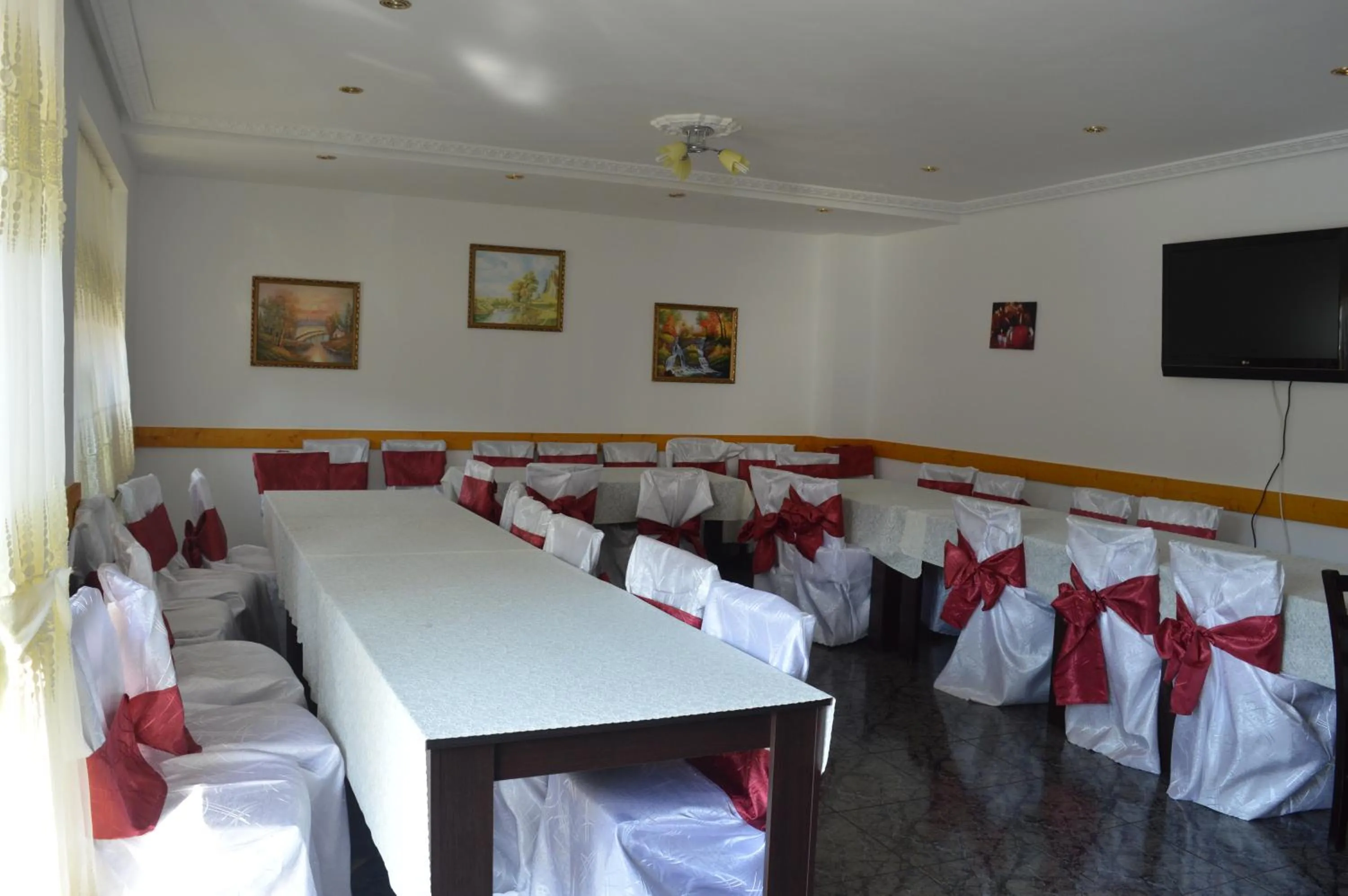 Restaurant/places to eat in Pensiunea Stan