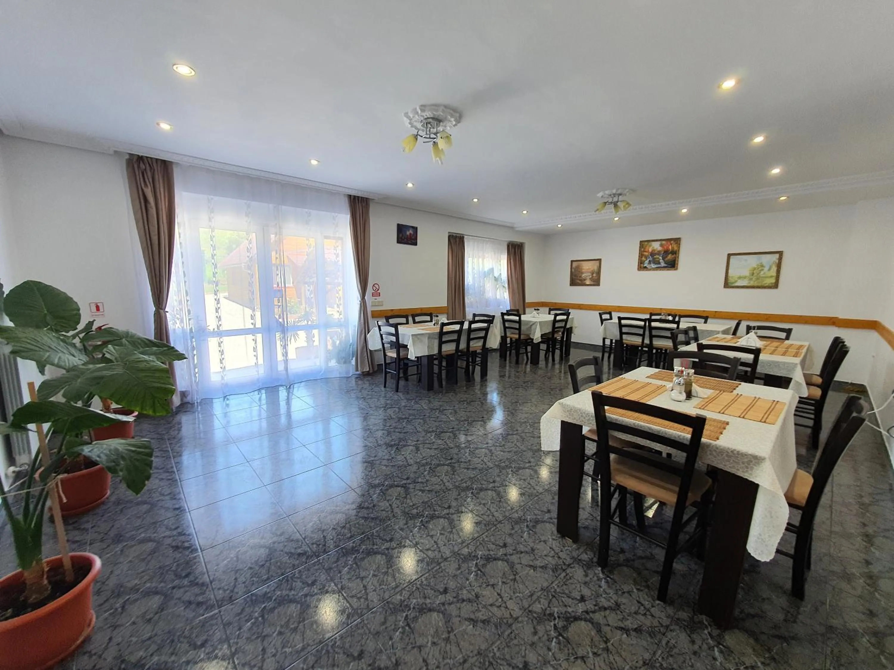 Restaurant/places to eat in Pensiunea Stan