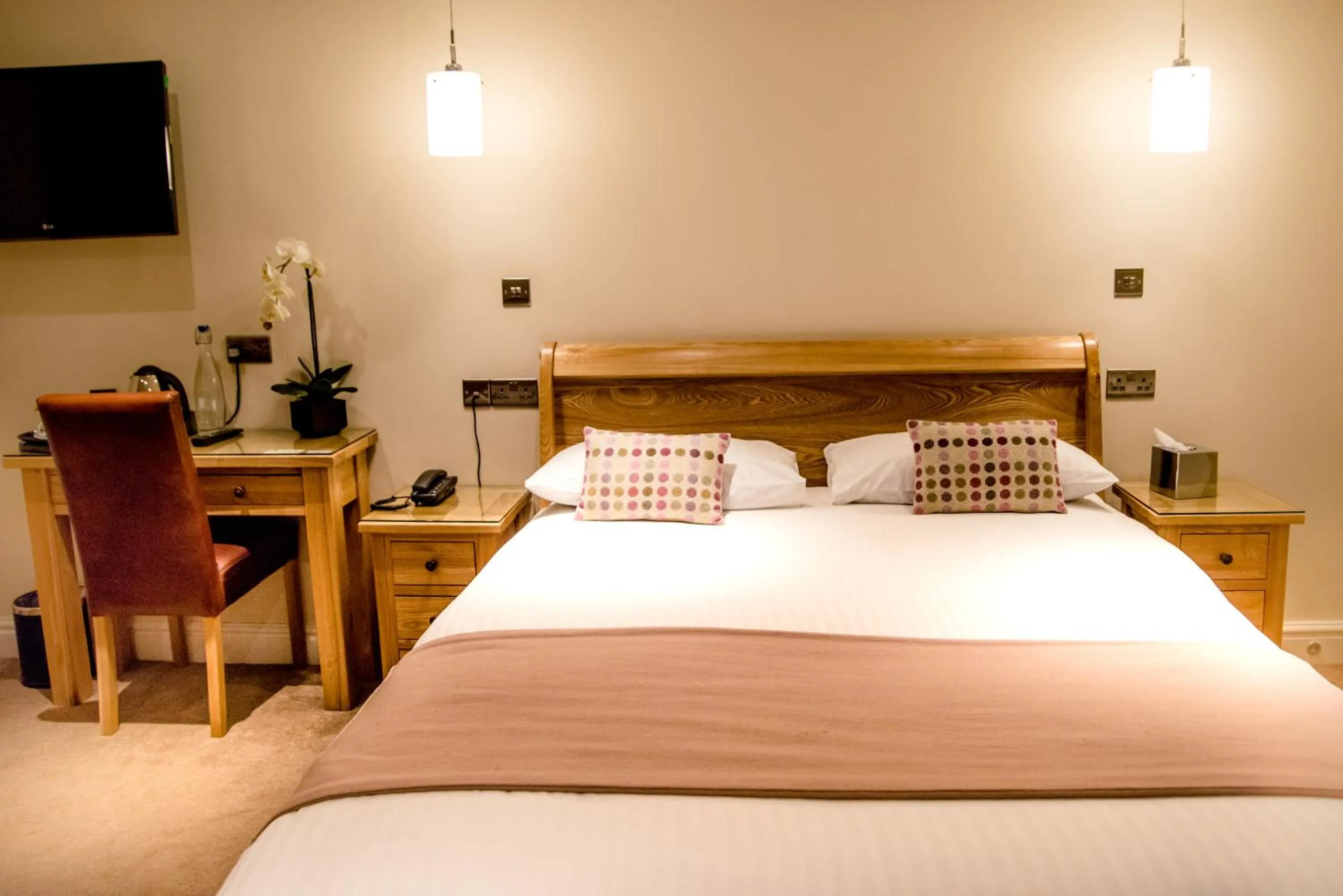 Bed in Gwesty'r Emlyn Hotel