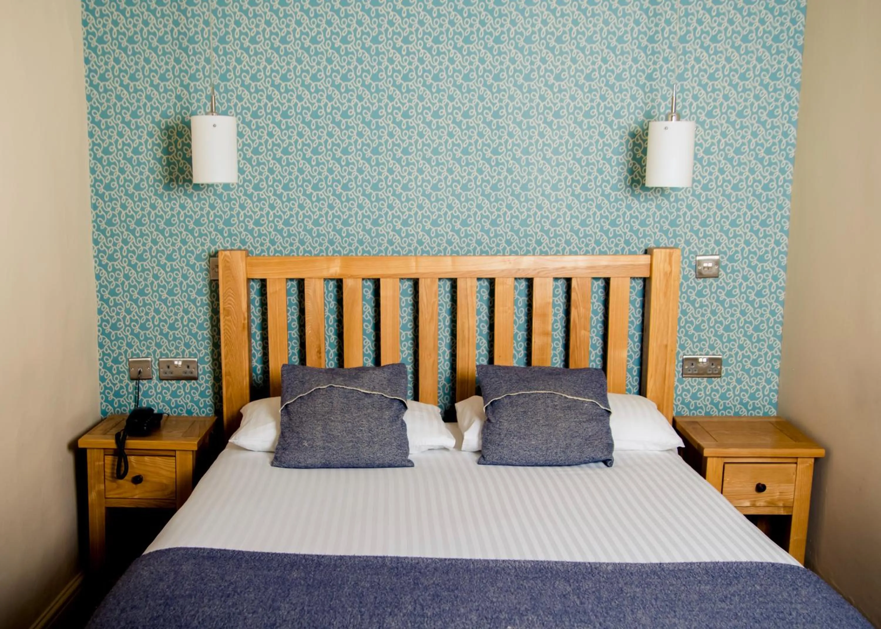 Bed in Gwesty'r Emlyn Hotel