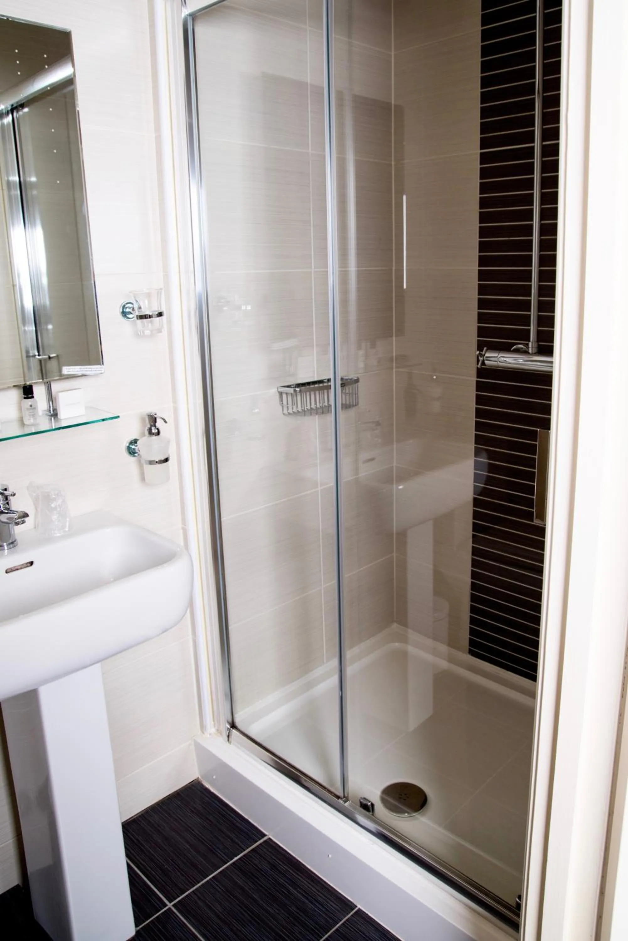 Bathroom in Gwesty'r Emlyn Hotel