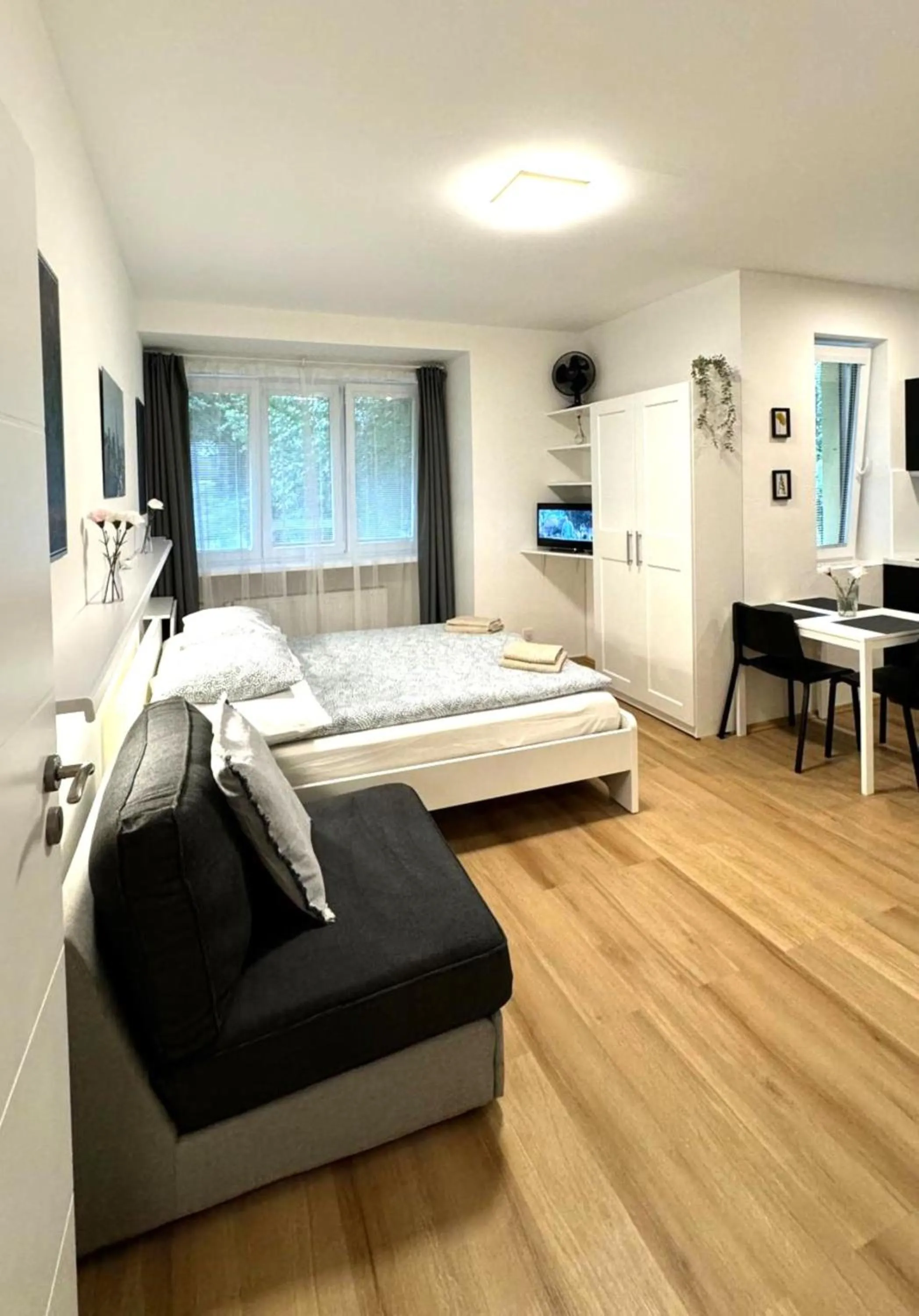Bedroom, Bed in Hillside Studios