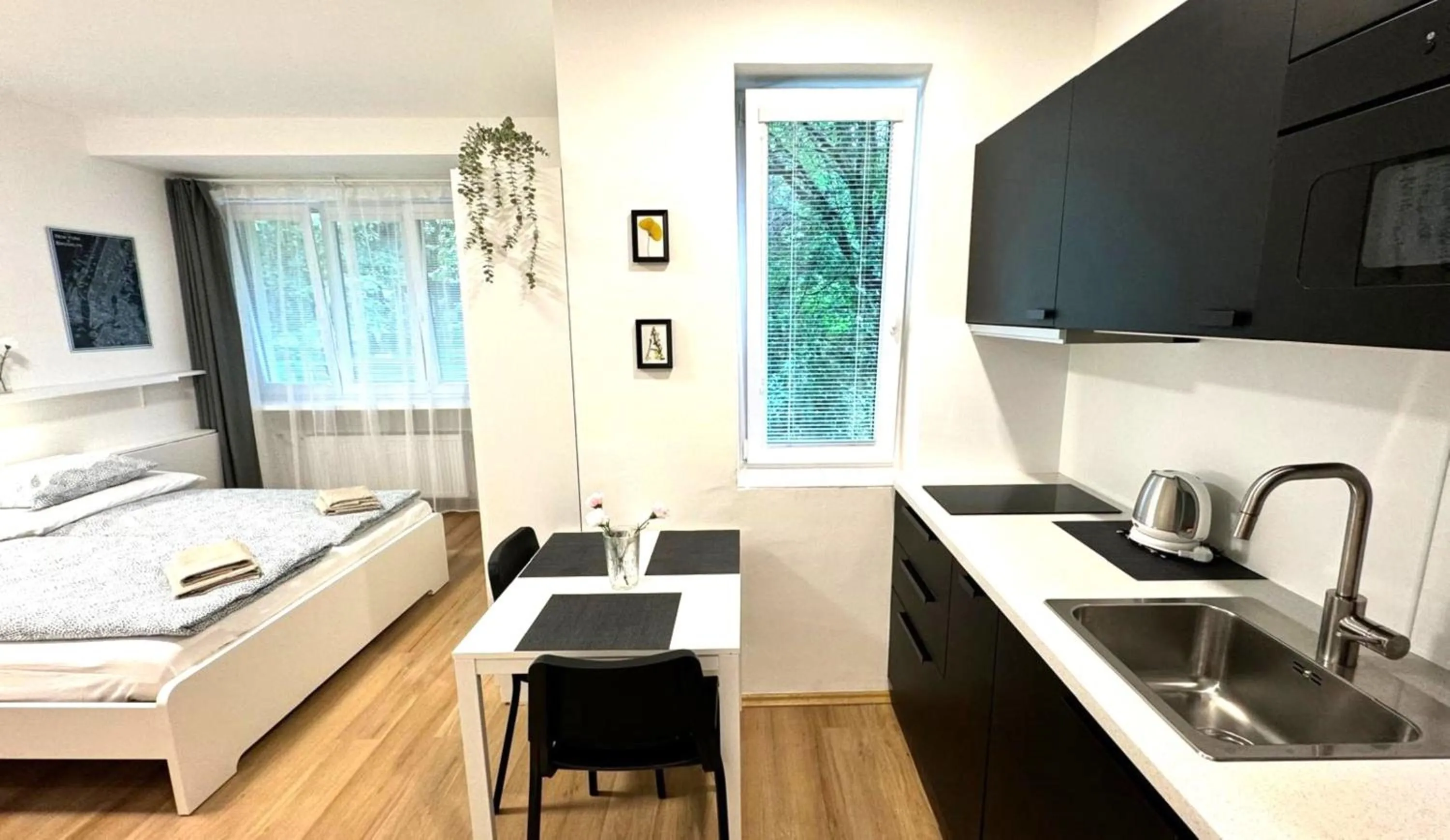 Dining area, Bed in Hillside Studios